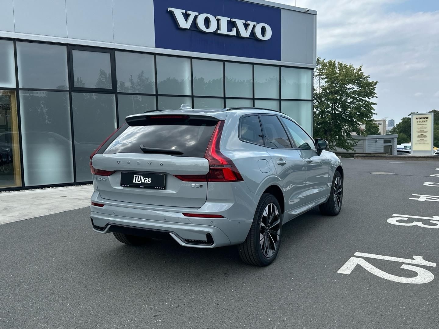 Volvo XC60, 2.0B5 184kW 4x4  PLUS DARK - fotka 6