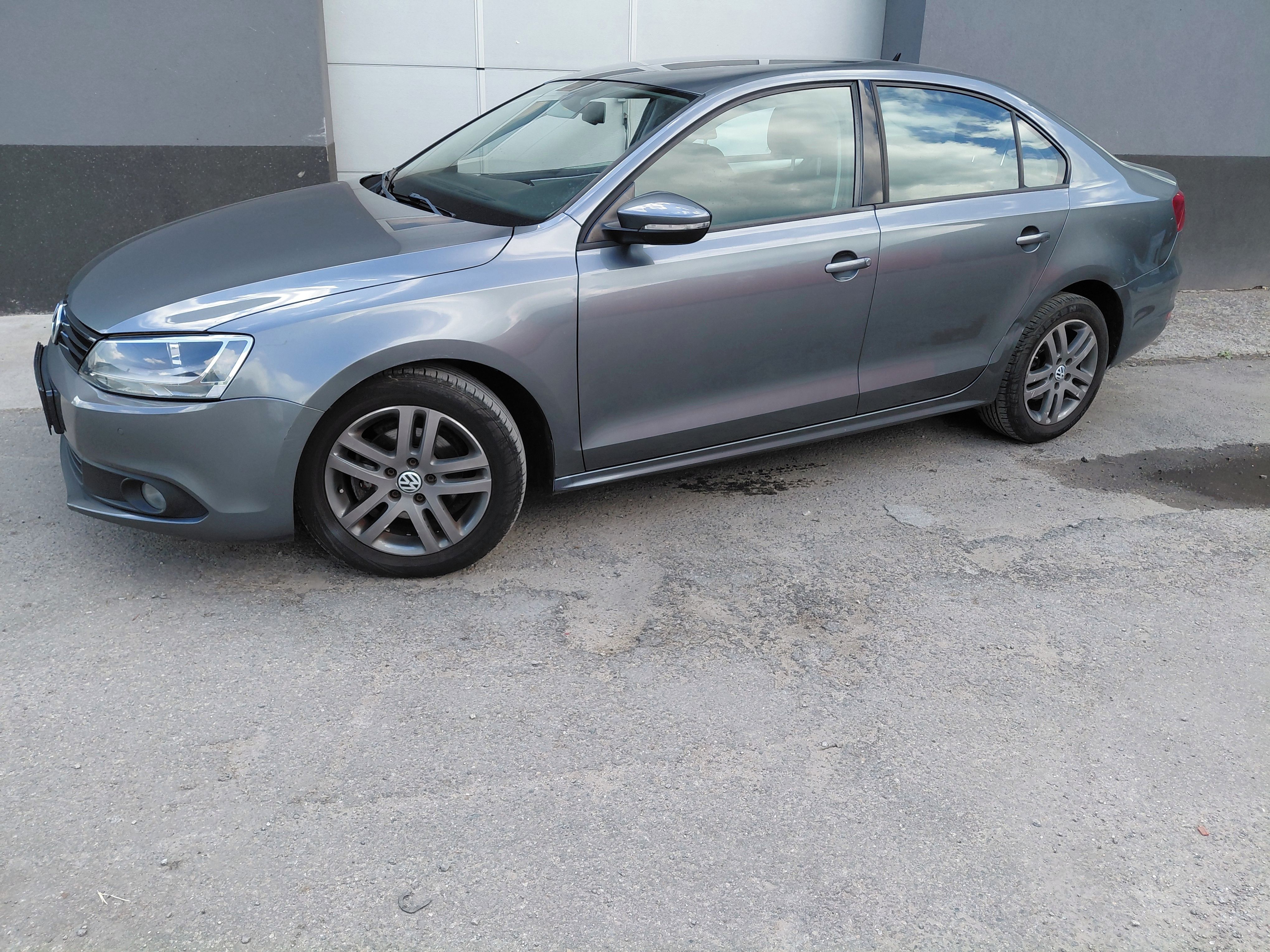 Volkswagen Jetta, 1.2 TSi 77kW, VÝBAVA, PĚKNÁ - fotka 2