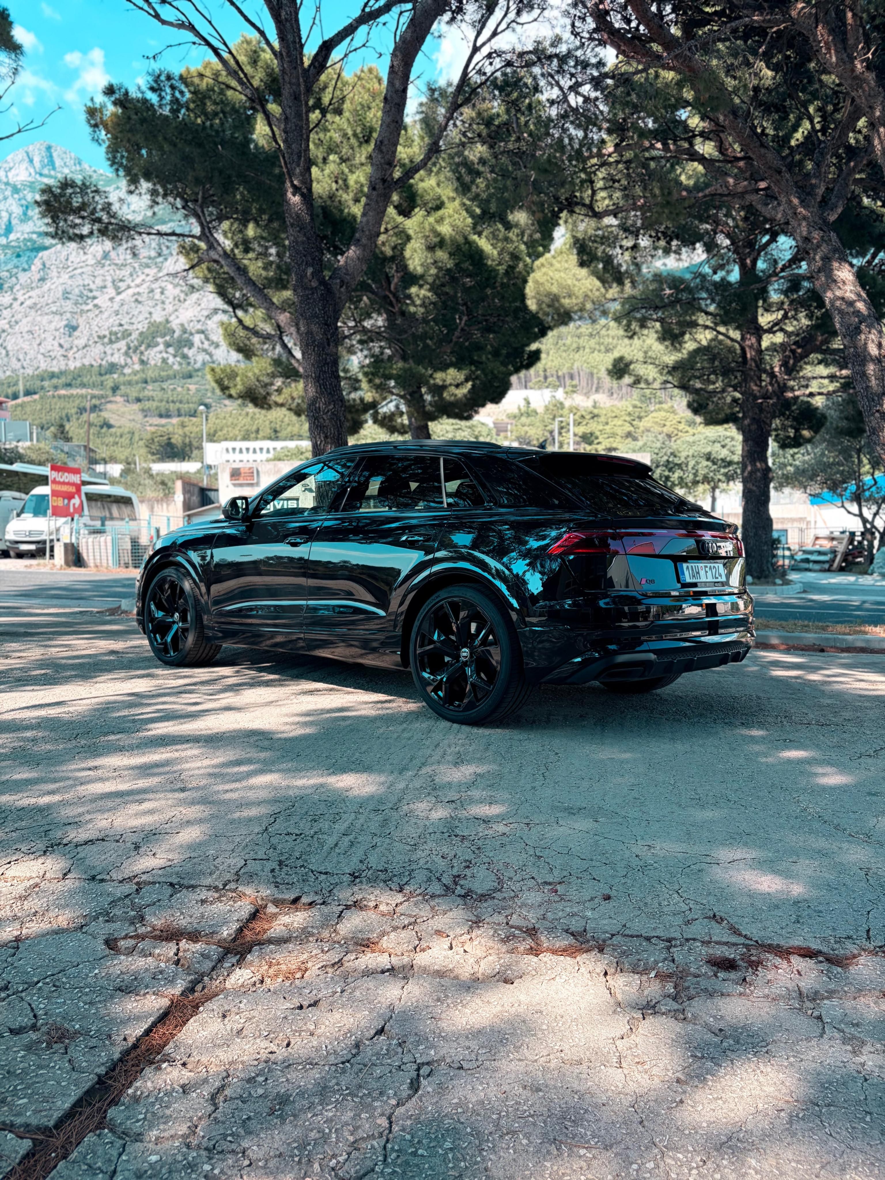 Audi Q8, Audi Q8 S-Line Edition Black - fotka 5