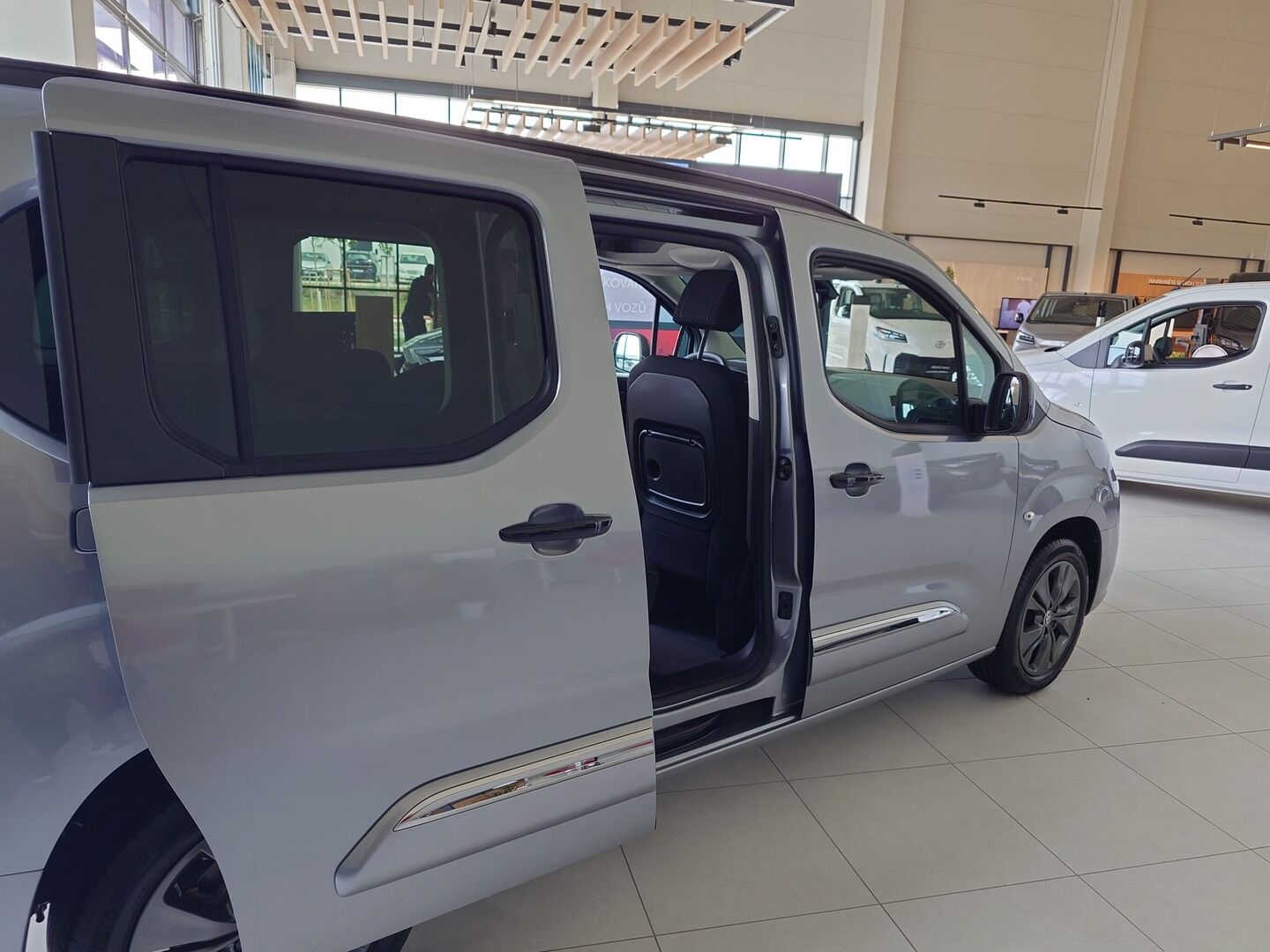 Toyota Proace City Verso, LWB 1.5D 6MT - fotka 5