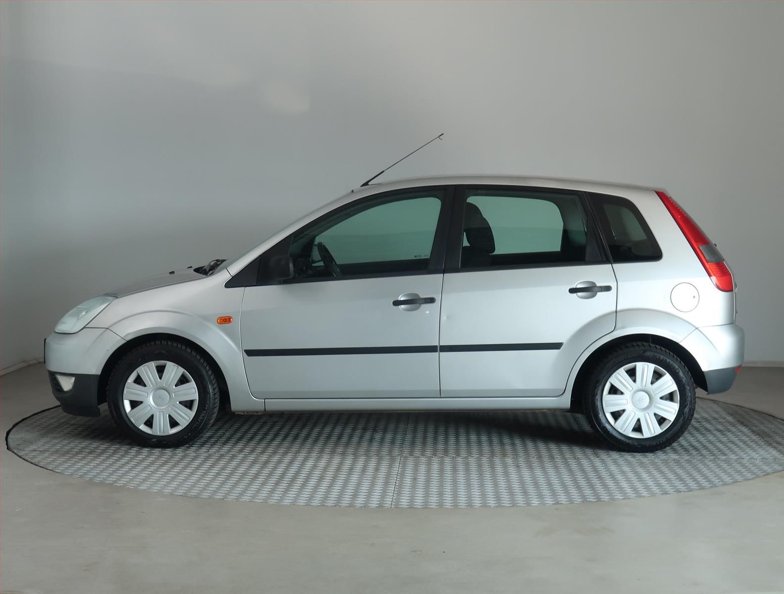 Ford Fiesta, 1.3 i, Trend, po STK, Klima - fotka 3