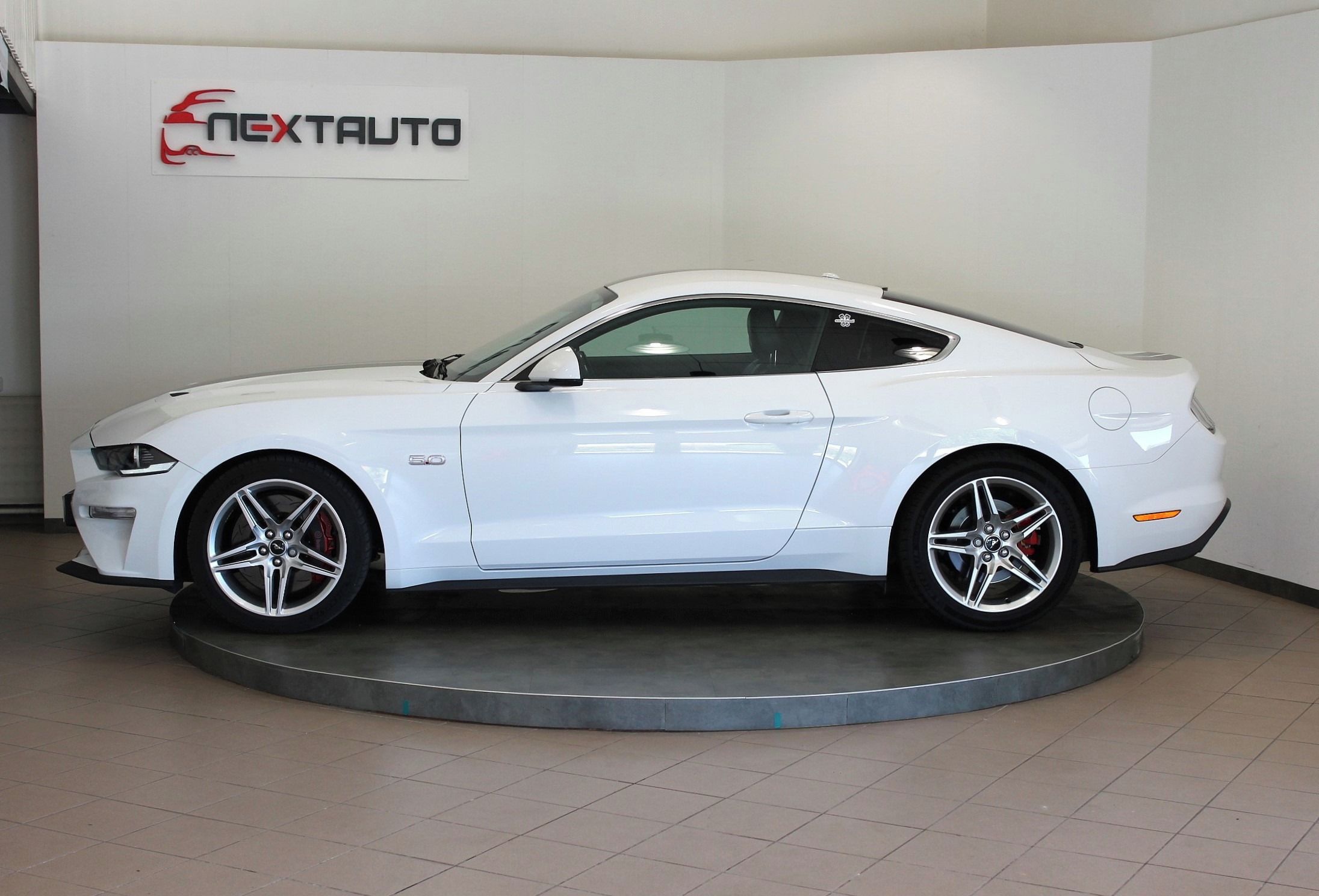 Ford Mustang, GT 5.0 V8 331kW FASTBACK, EU - fotka 2