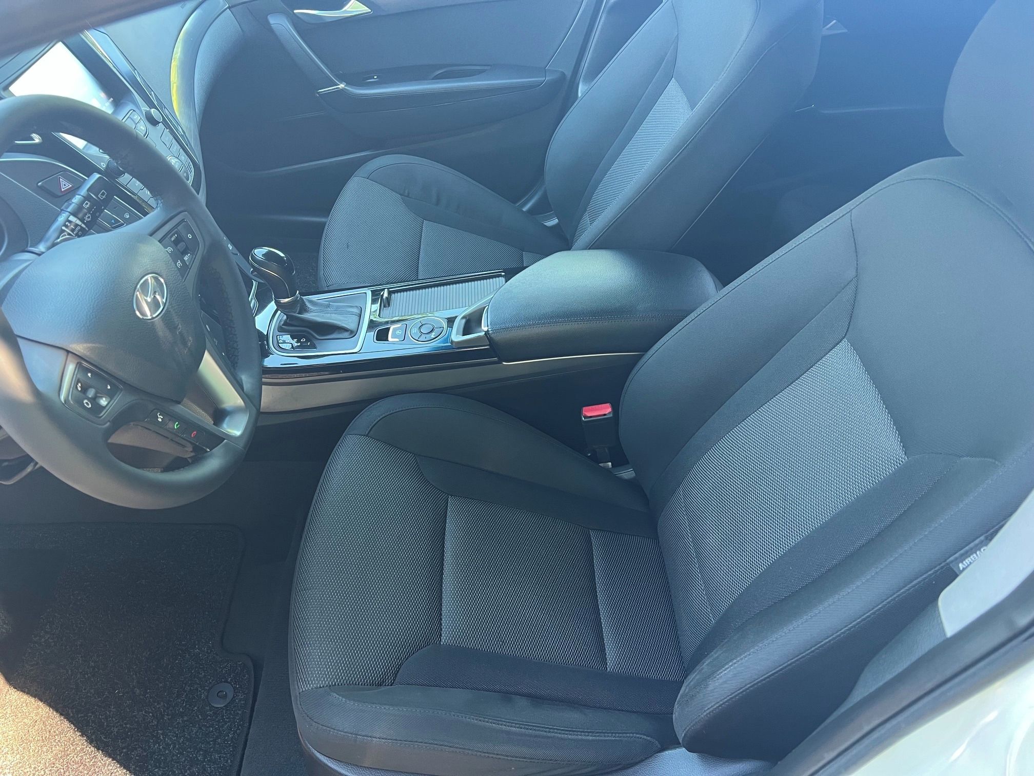 Hyundai i40, 1,7 Automat  Model 2018 Pěkný - fotka 5