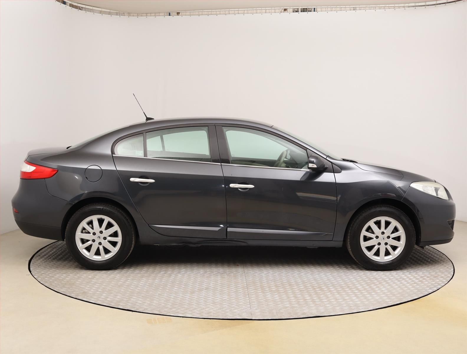 Renault Fluence, 1.6 16V, Kožené sedačky - fotka 6
