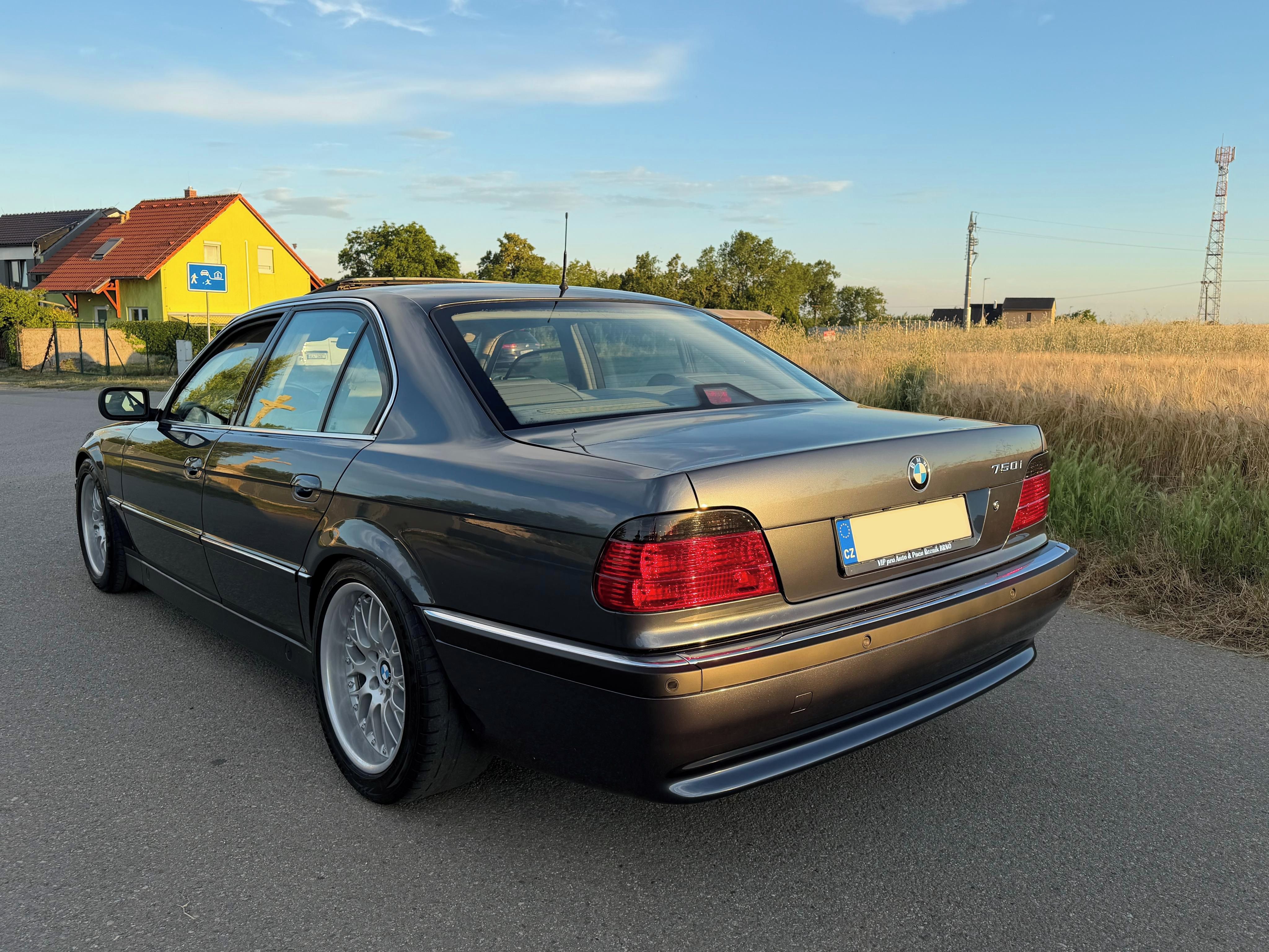 BMW Řada 7, E38 750i V12 322PS INDIVIDUAL - fotka 3