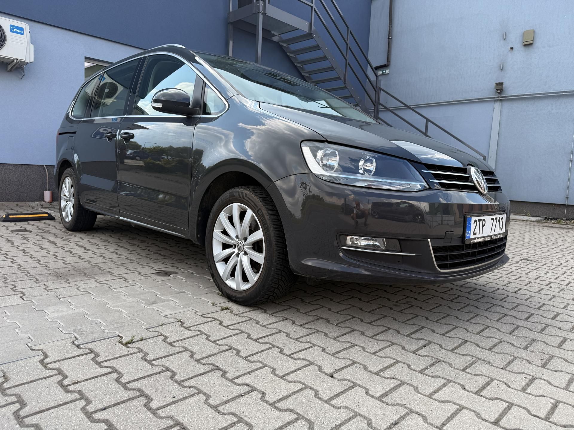 Volkswagen Sharan, 1,4TSi DSG HIGHLINE 7Míst - fotka 3