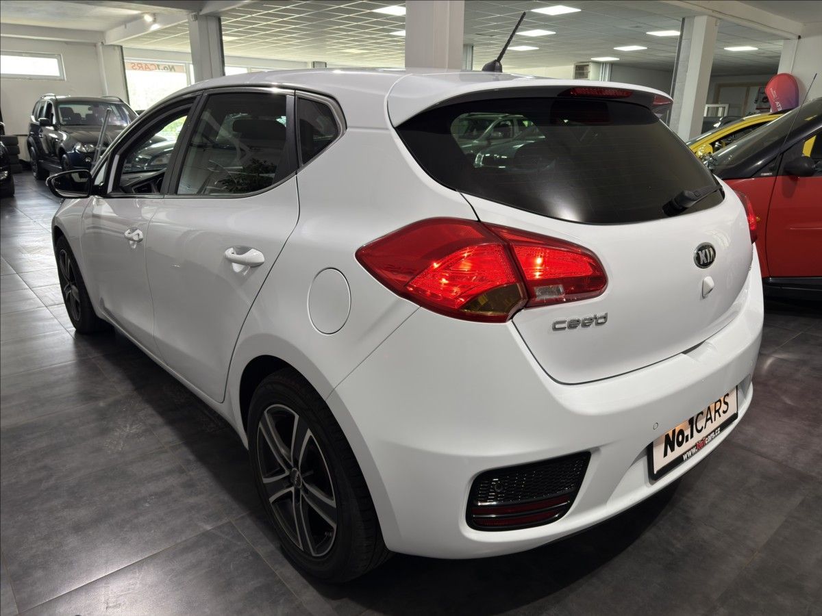Kia Cee´d, 1,6   GDI KAMERA VÝHŘEV 61TKM - fotka 4