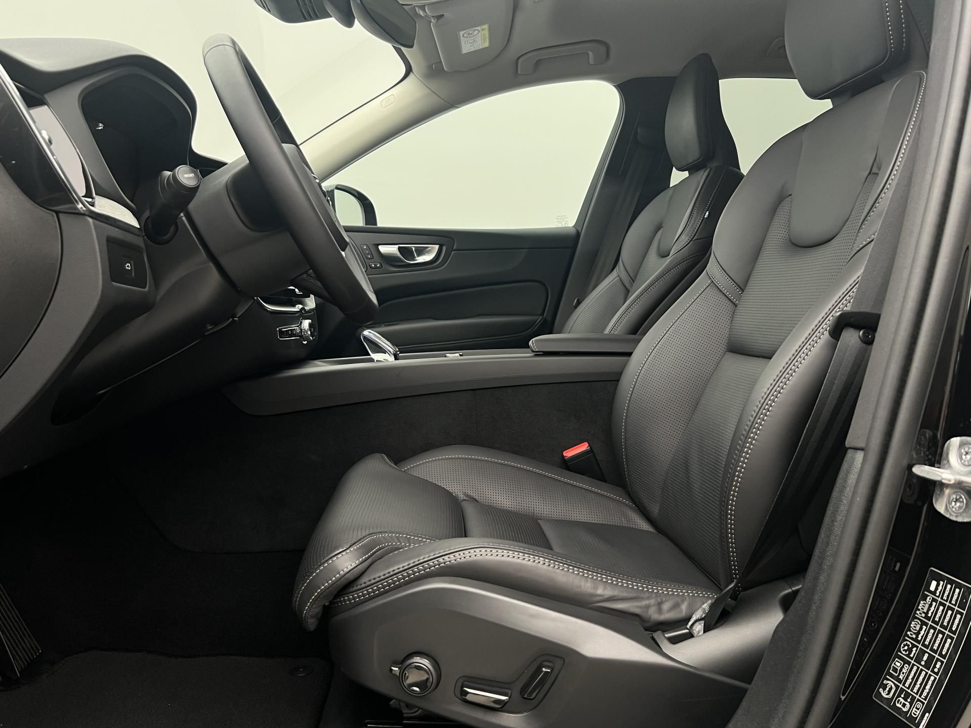 Volvo XC60, B5 AWD DARK PLUS AUT - fotka 3