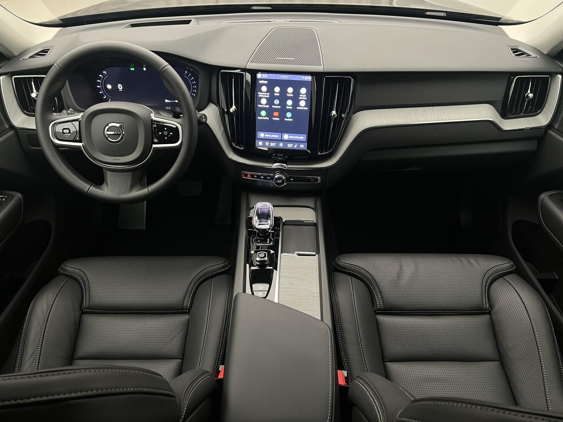 Volvo XC60, B5 AWD DARK PLUS AUT - fotka 2