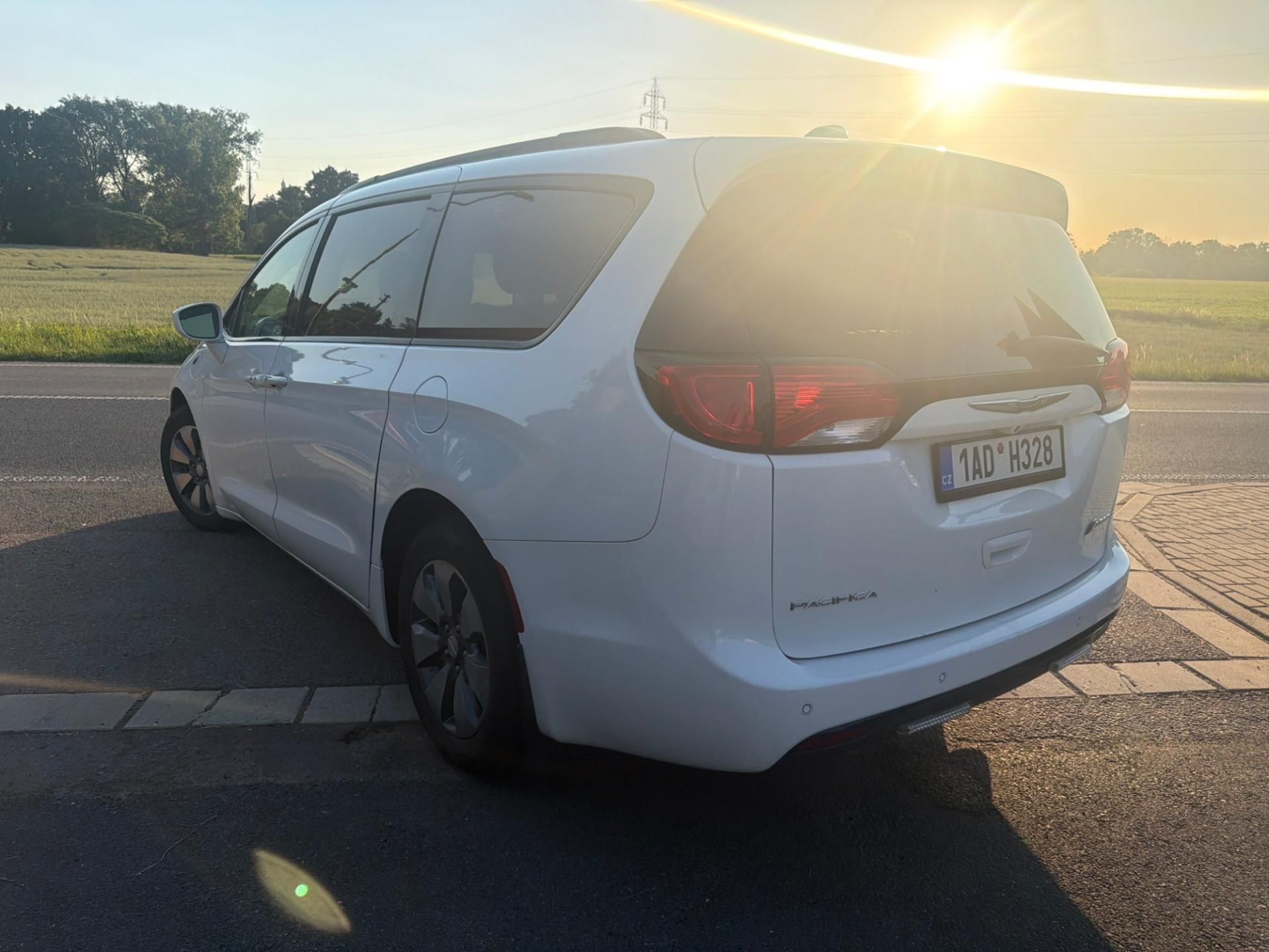 Chrysler Pacifica, 3,6 L DVD Hybrid Plug In 2018 - fotka 3