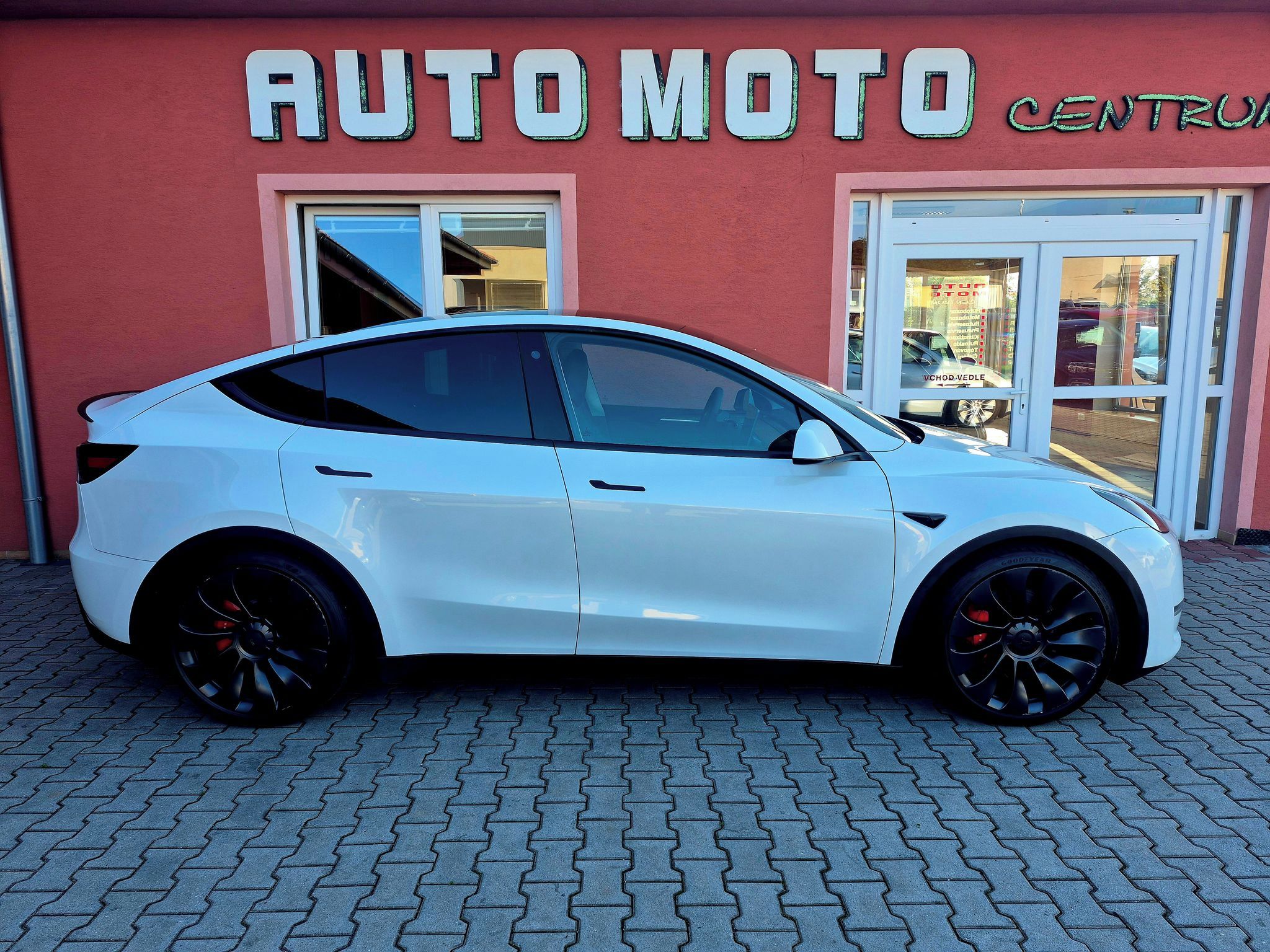 Tesla Model Y, Performance 393 kW SOH 92,5 % - fotka 5