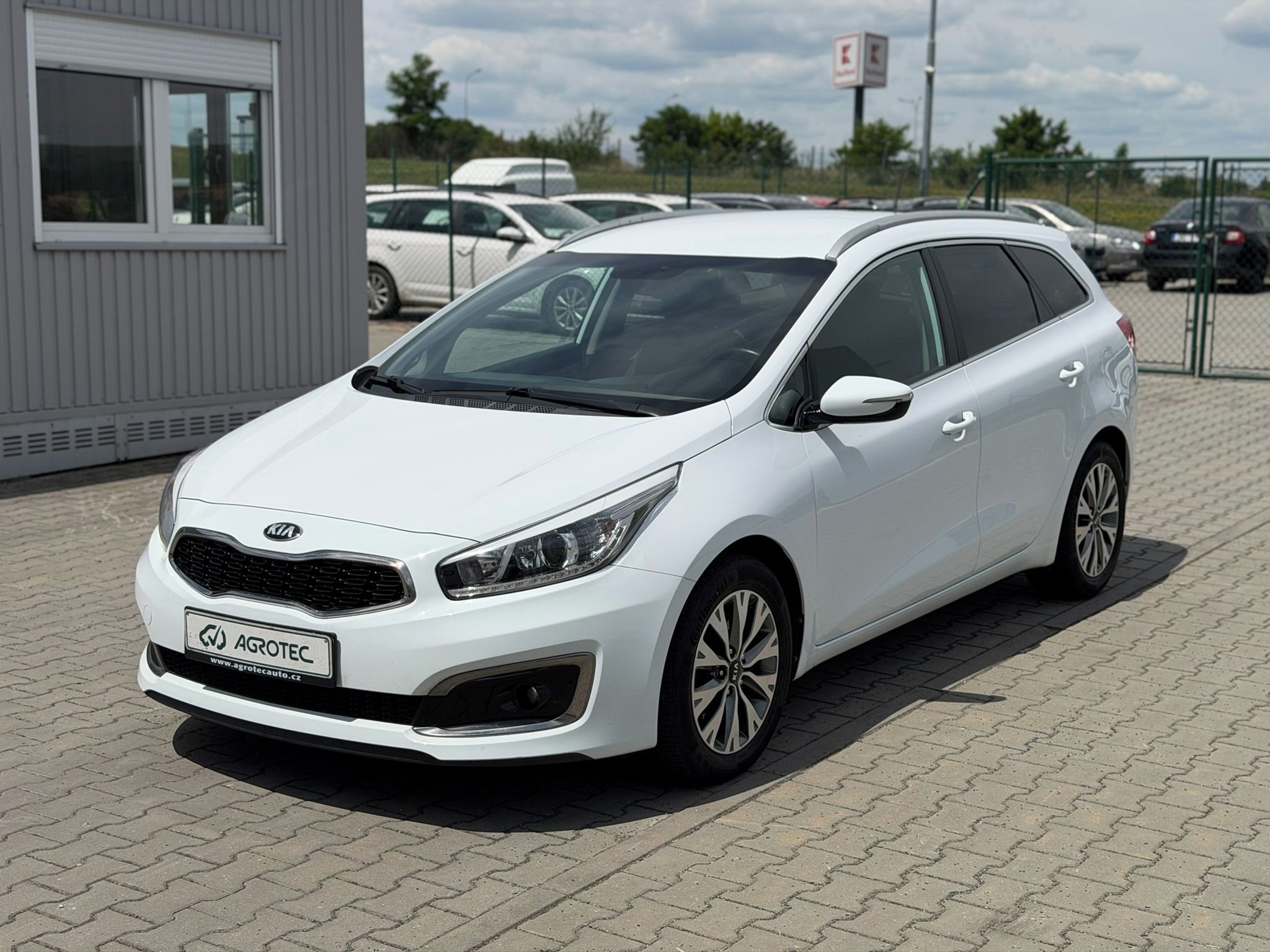 Kia Cee´d, 1.6 CRDi 100kW Exclusive SW - fotka 3