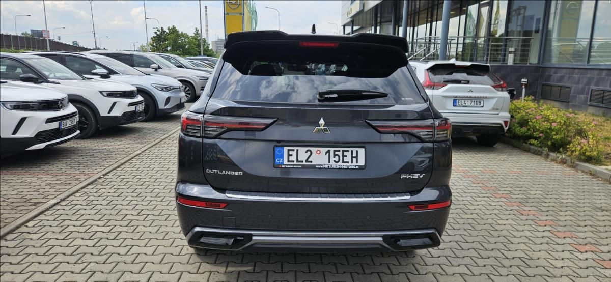 Mitsubishi Outlander, 2,4 PHEV 4x4  INSTYLE - fotka 5