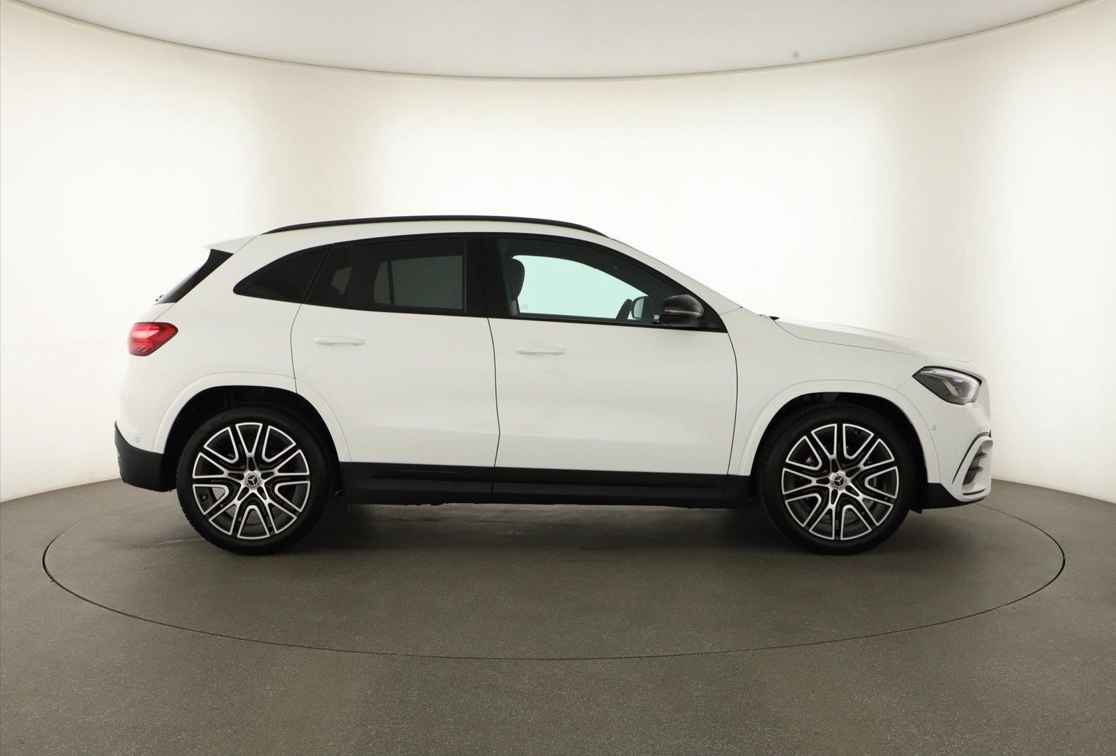 Mercedes-Benz GLA, 180, AMG Line, Navigace - fotka 6