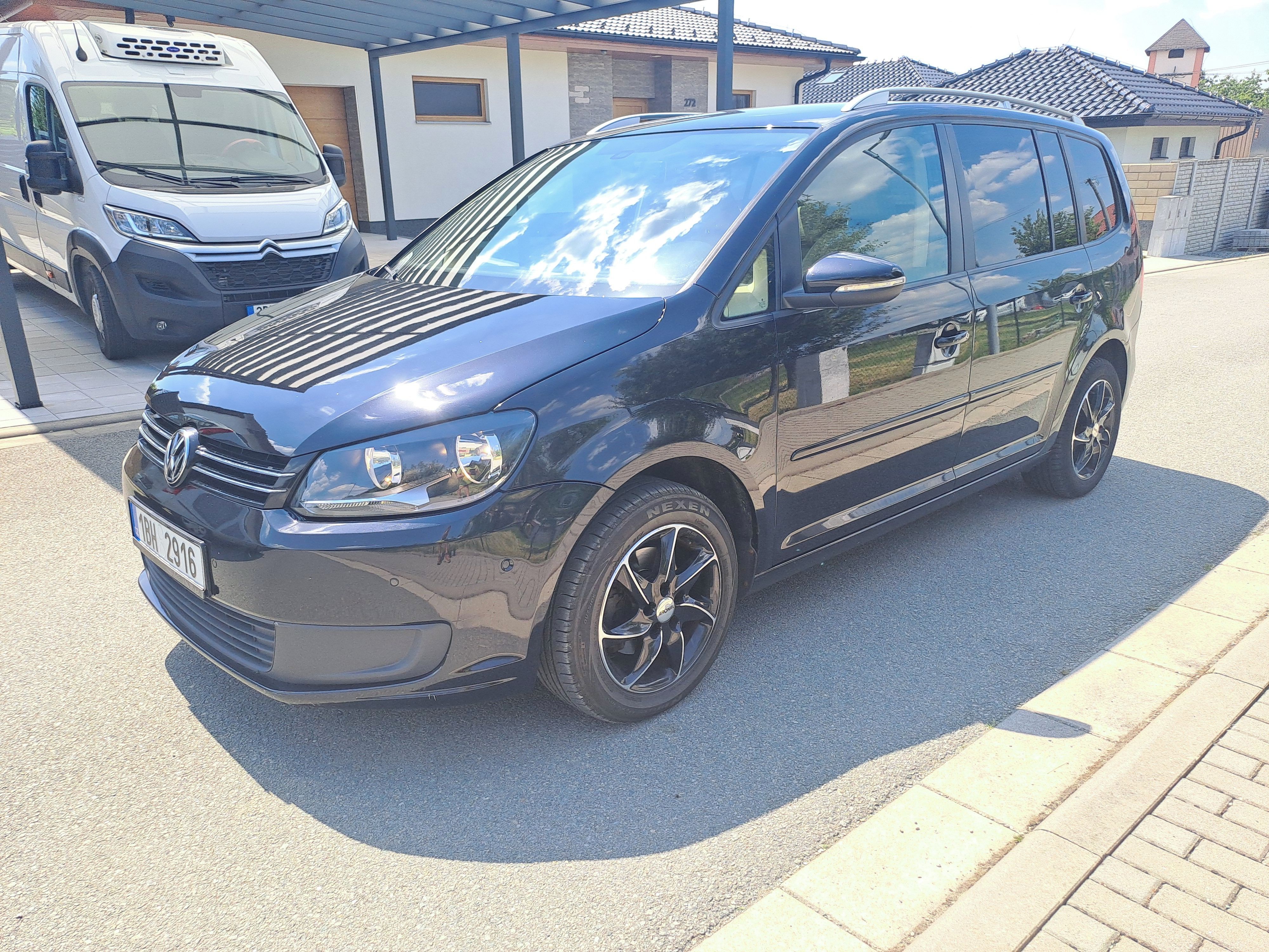 Volkswagen Touran, 1,6TDI 1.MAJ, SERVISOVANÝ VŮZ