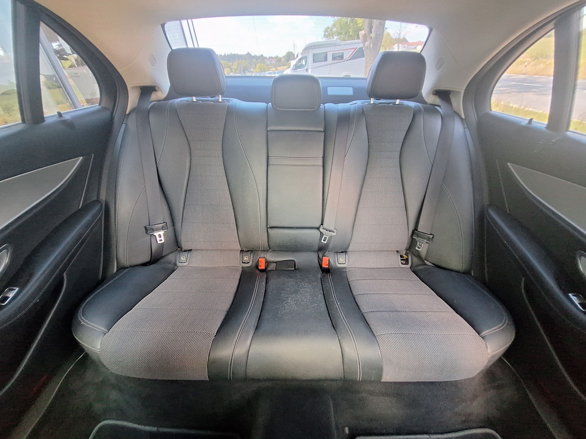 Mercedes-Benz Třídy E, 220 D 2.0 194k - fotka 6