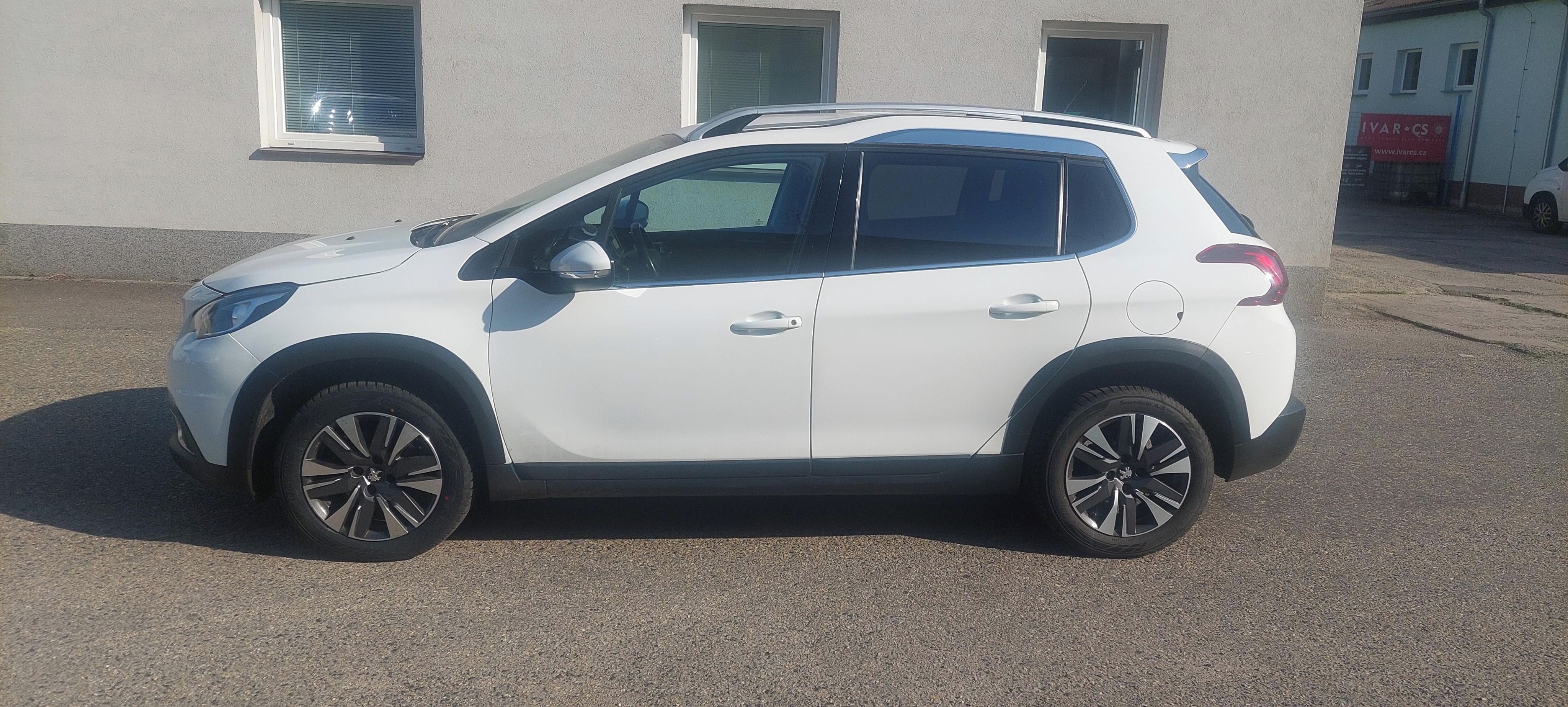 Peugeot 2008, 1,2 benzín, automat - fotka 3