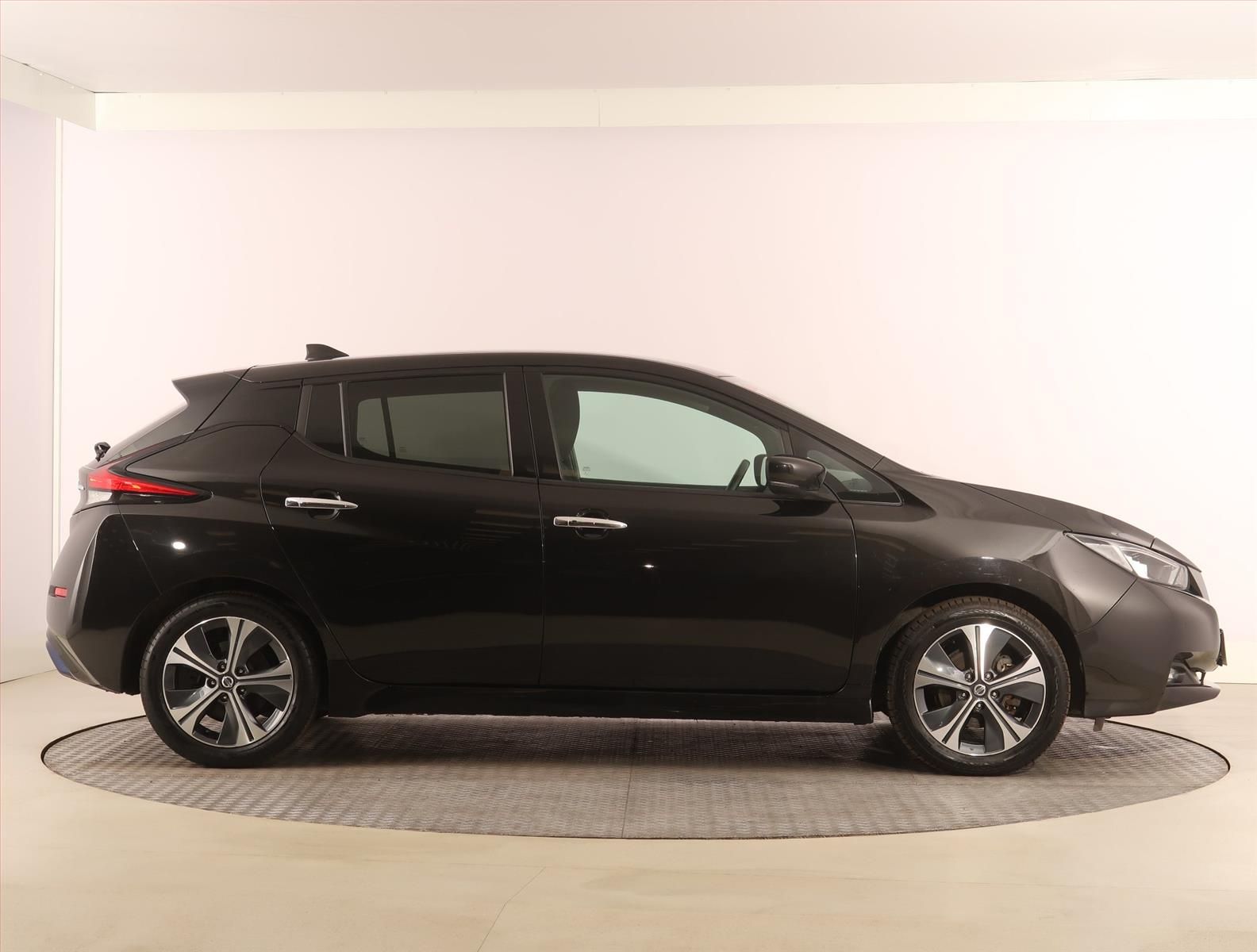 Nissan LEAF, 40 kWh, SoH 91%, Automat - fotka 6