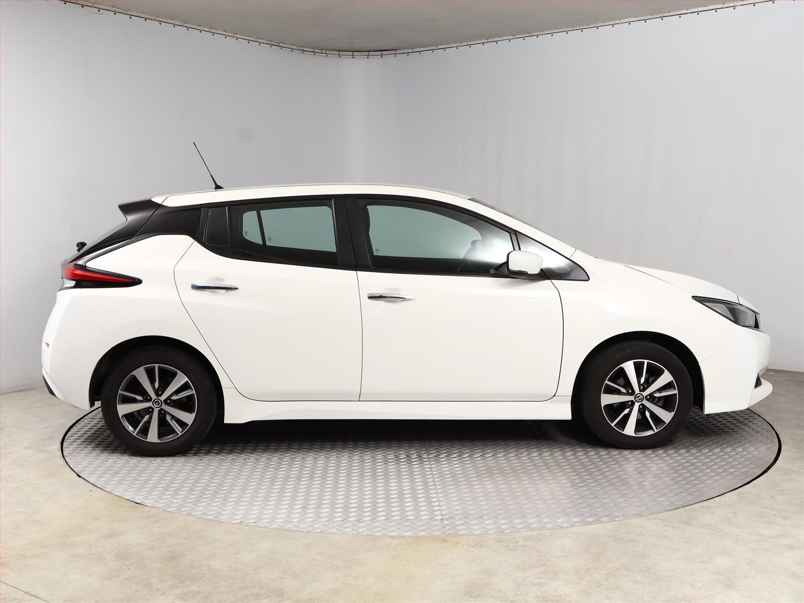 Nissan LEAF, 40 kWh, SoH 91%, Automat - fotka 6
