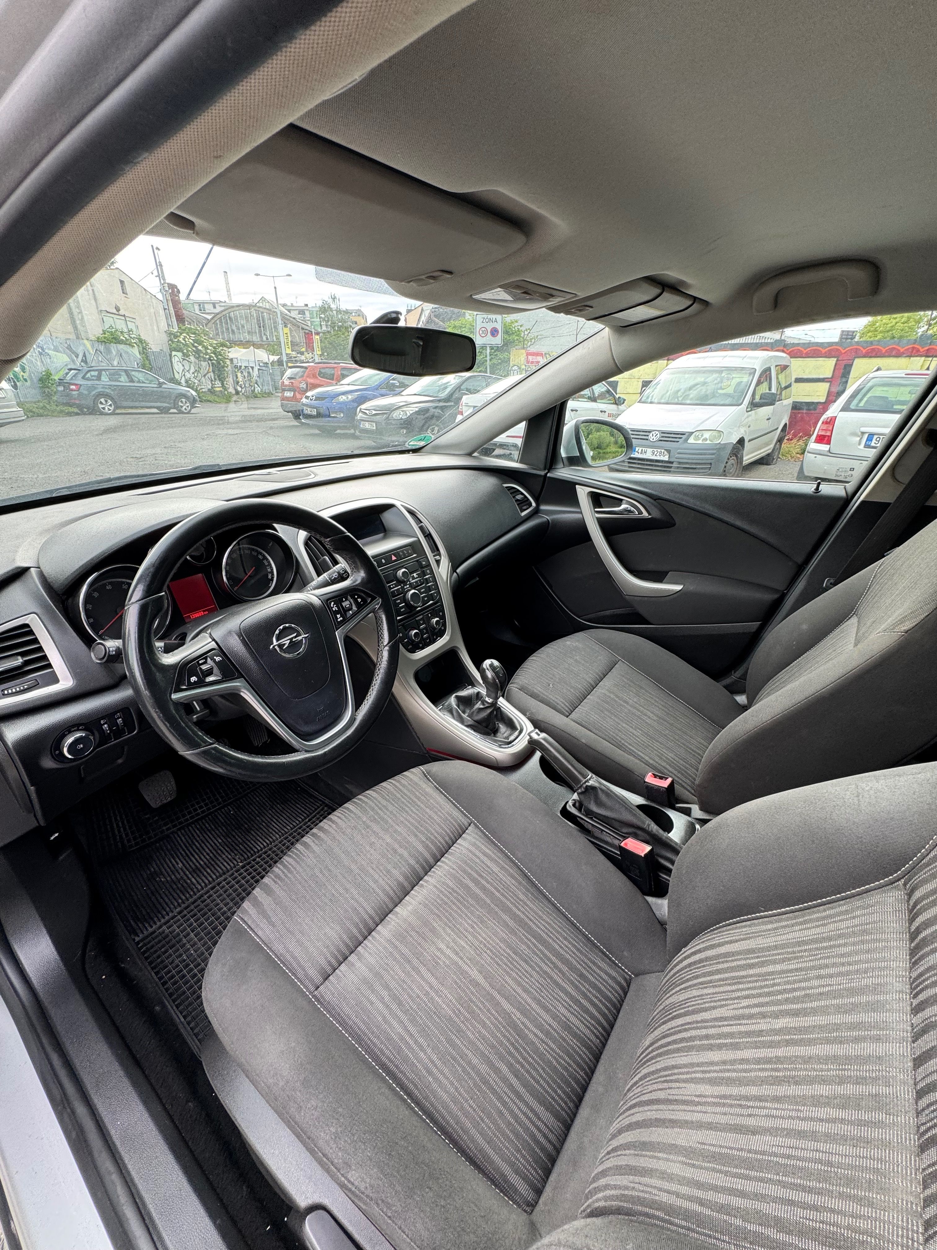 Volkswagen Golf, 1.4i 60Kw manuál klima - fotka 3