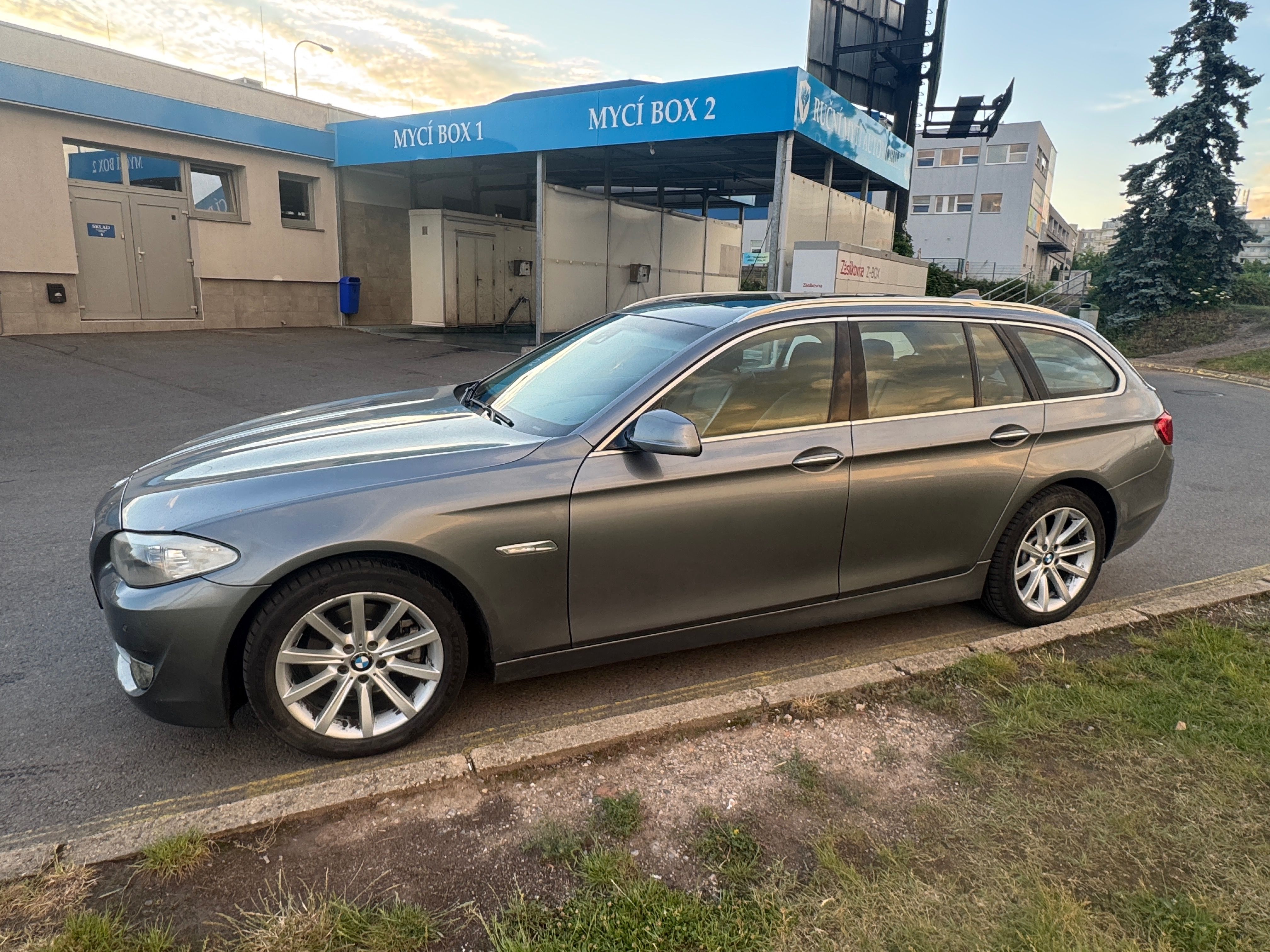 BMW Řada 5, 520d - fotka 2
