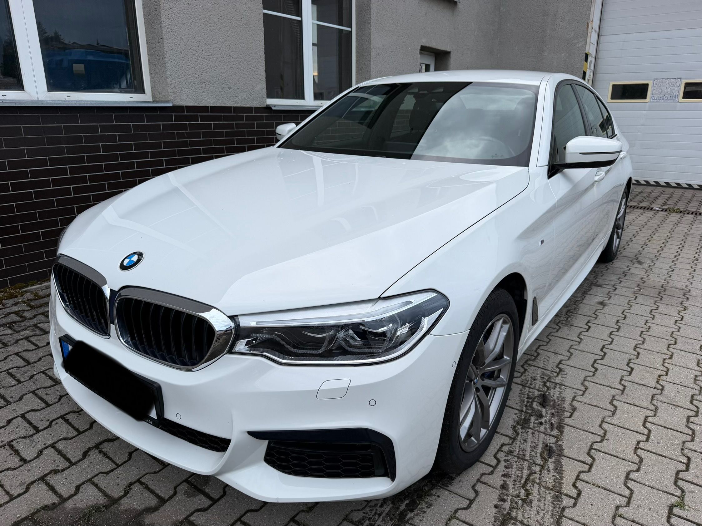 BMW Řada 5, 530d xDrive ČR M-paket - fotka 2