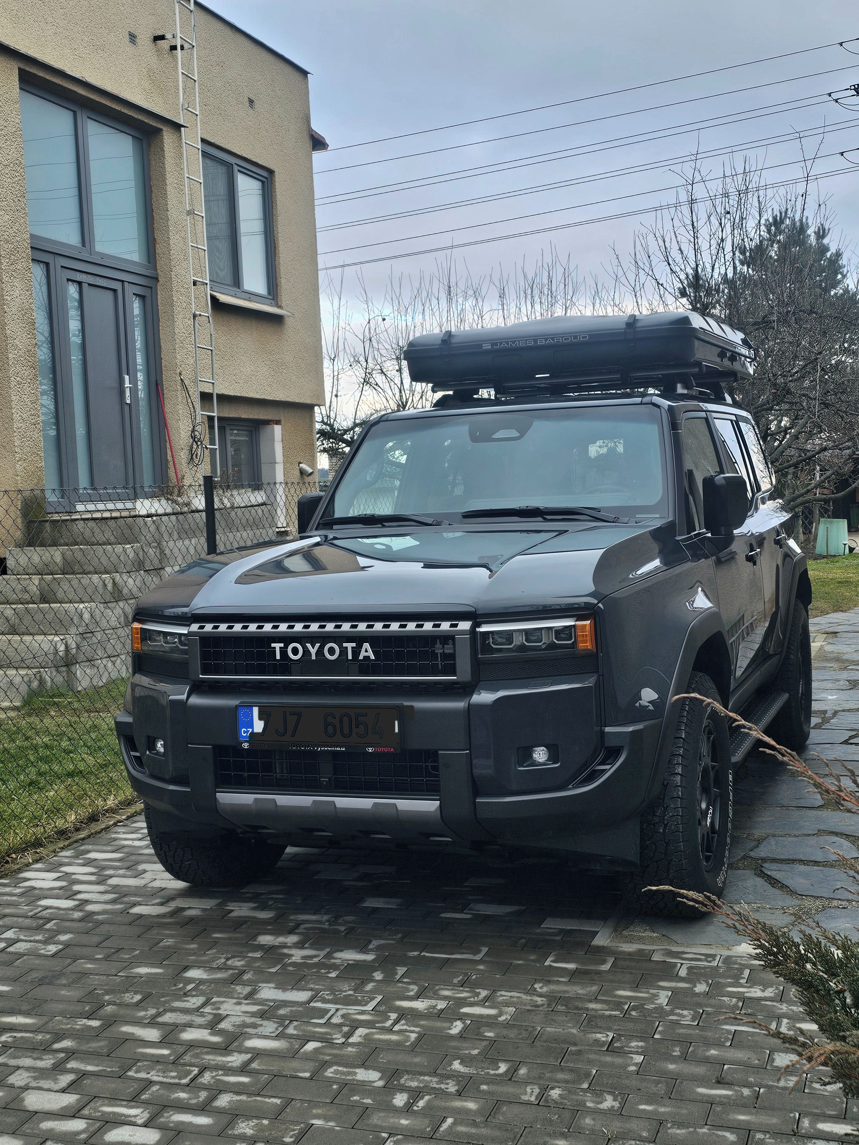 Toyota Land Cruiser, Prodam mírně zajety LC250 invi - fotka 2