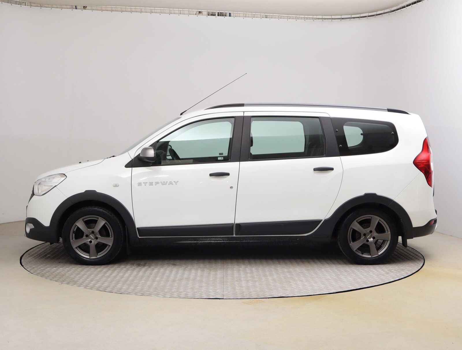 Dacia Lodgy, 1.6 SCe, Stepway, 7 míst, ČR - fotka 3