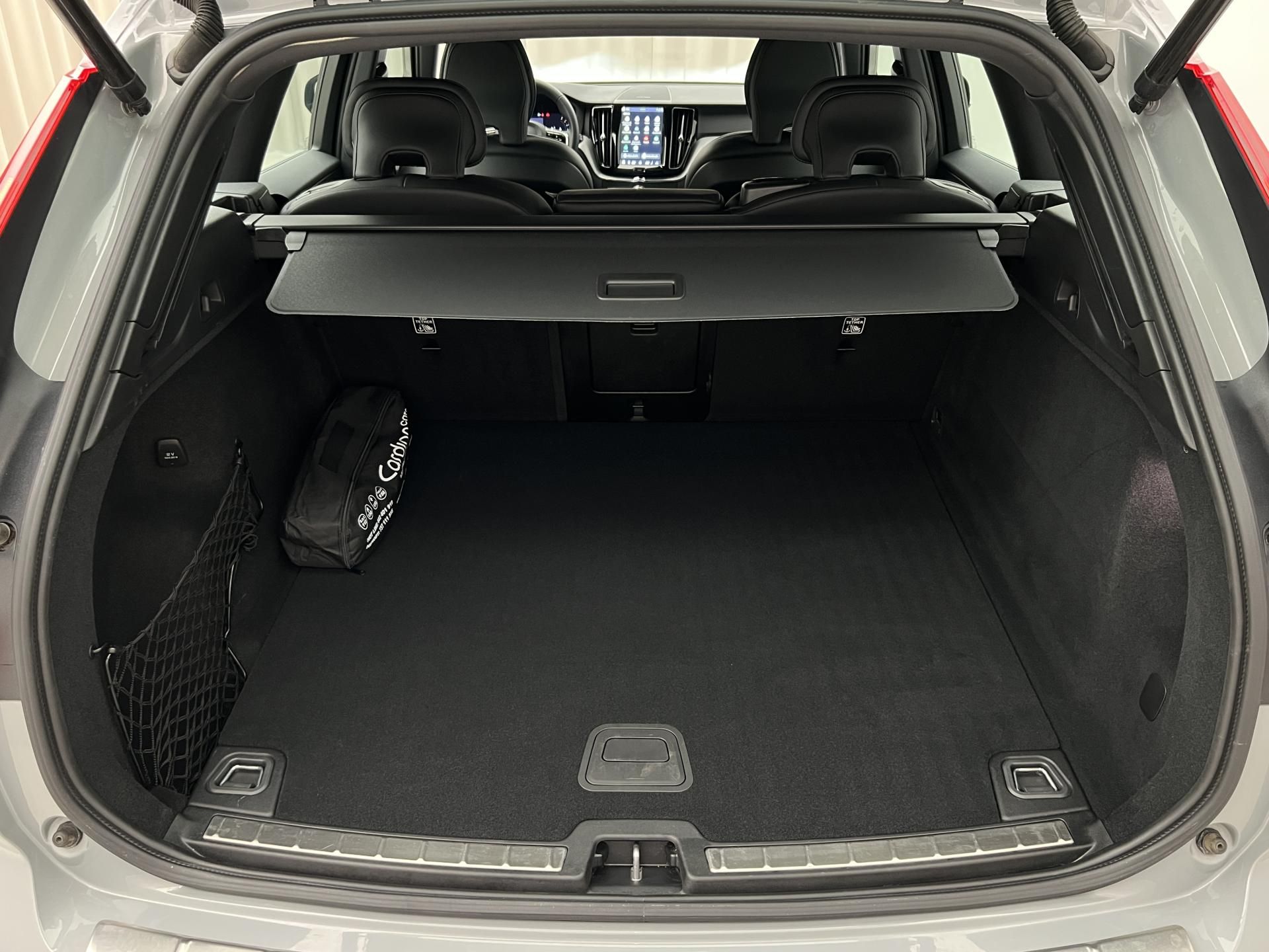 Volvo XC60, B4 AWD DARK PLUS CZ 1. maj. - fotka 5