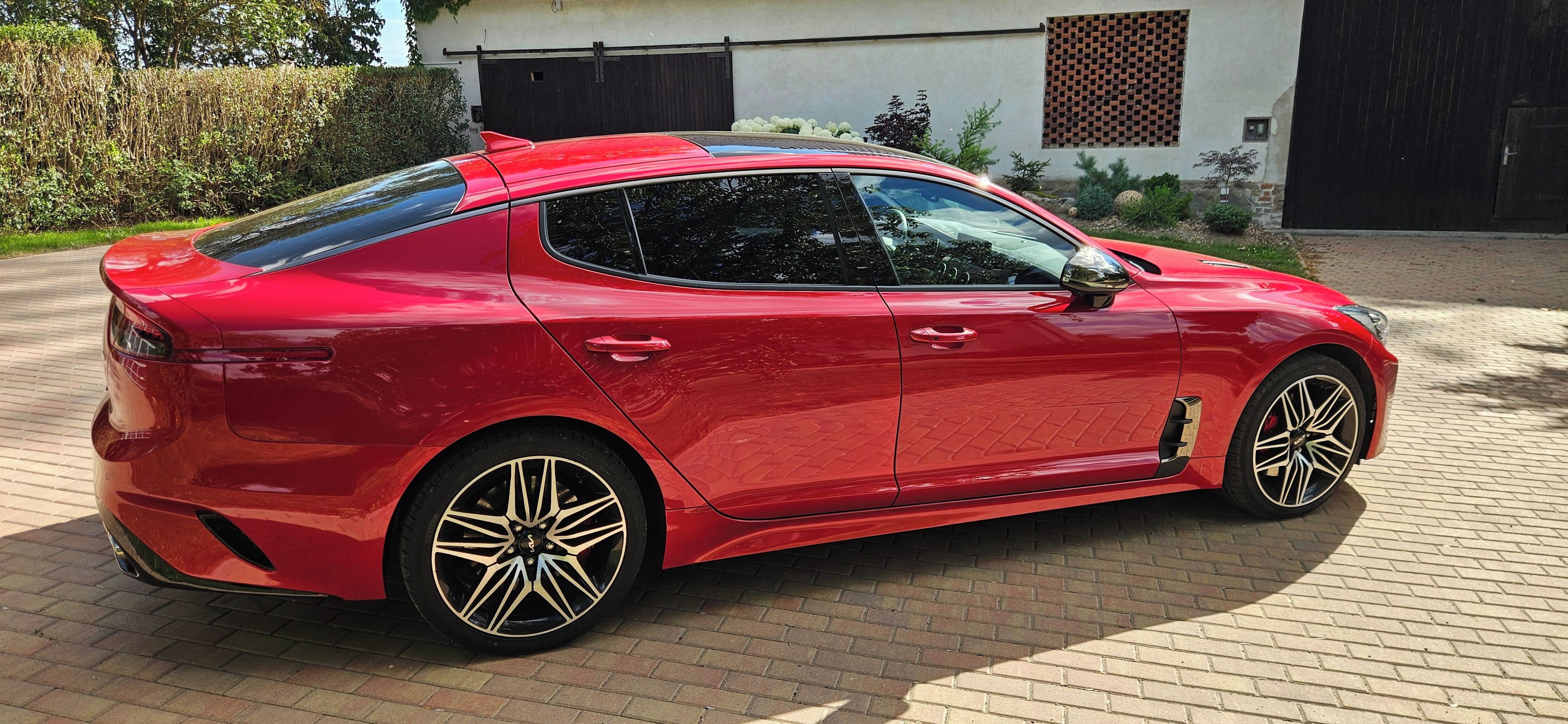 Kia Stinger, Kia Stinger GT 3.3 T-GDi 8AT - fotka 3