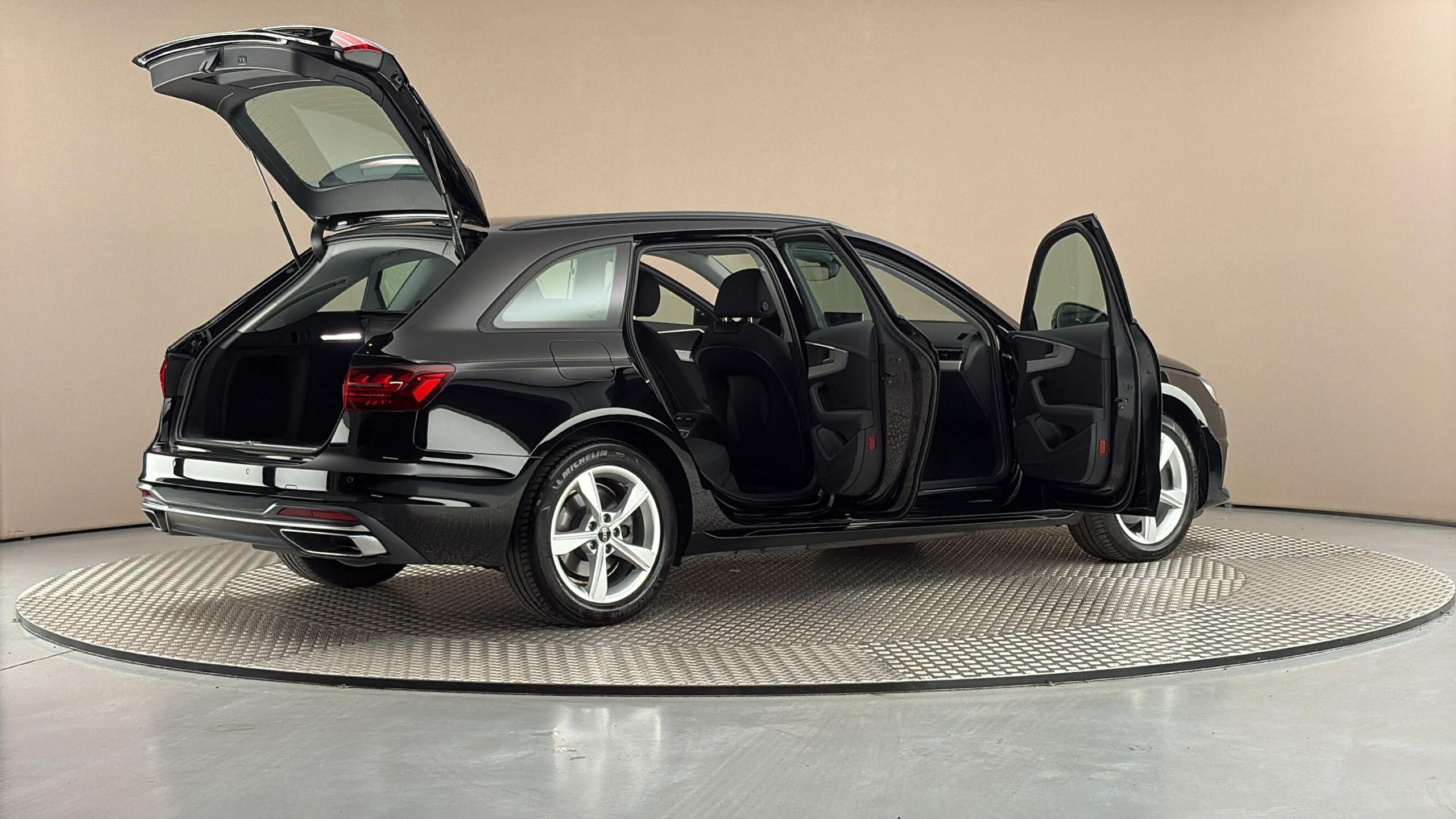 Audi A4 Avant, 2.0 35TFSI S Tronic - fotka 6
