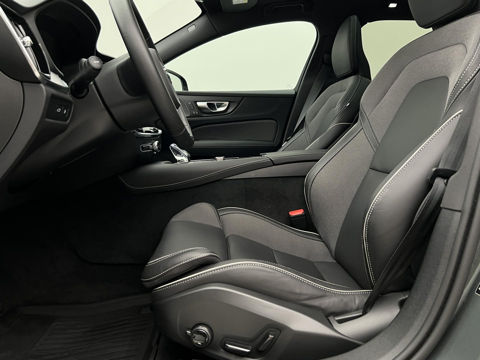Volvo V60, T6 AWD DARK PLUS 1. maj. - fotka 3