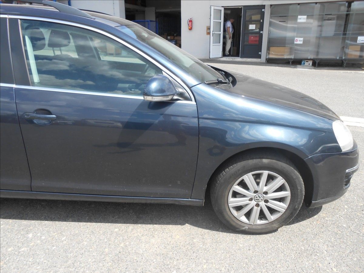 Volkswagen Golf, 1,6 i 75Kw - fotka 4