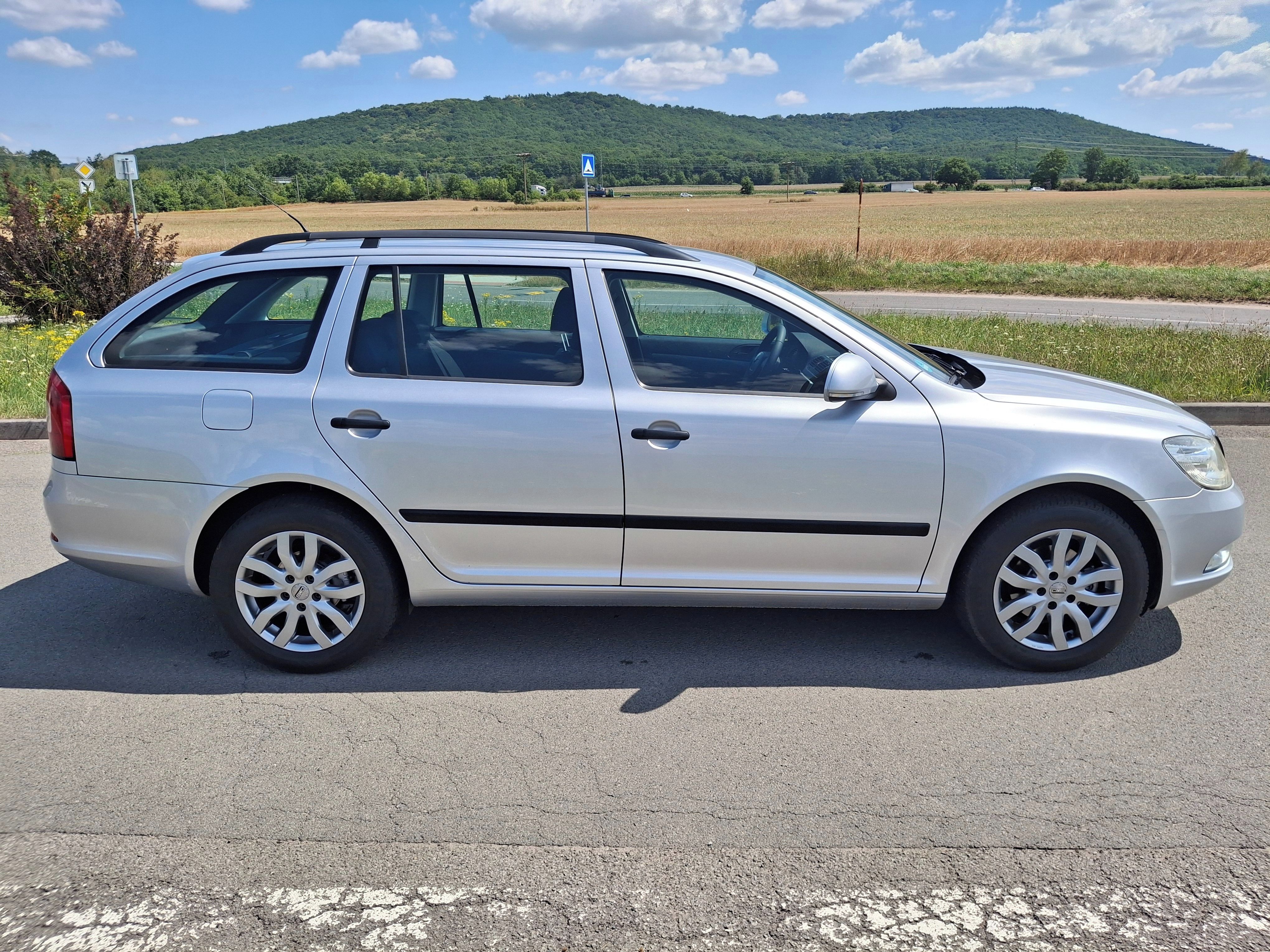 Škoda Octavia, COMBI 1,6 MPI 75 KW KLIMA ALU - fotka 4