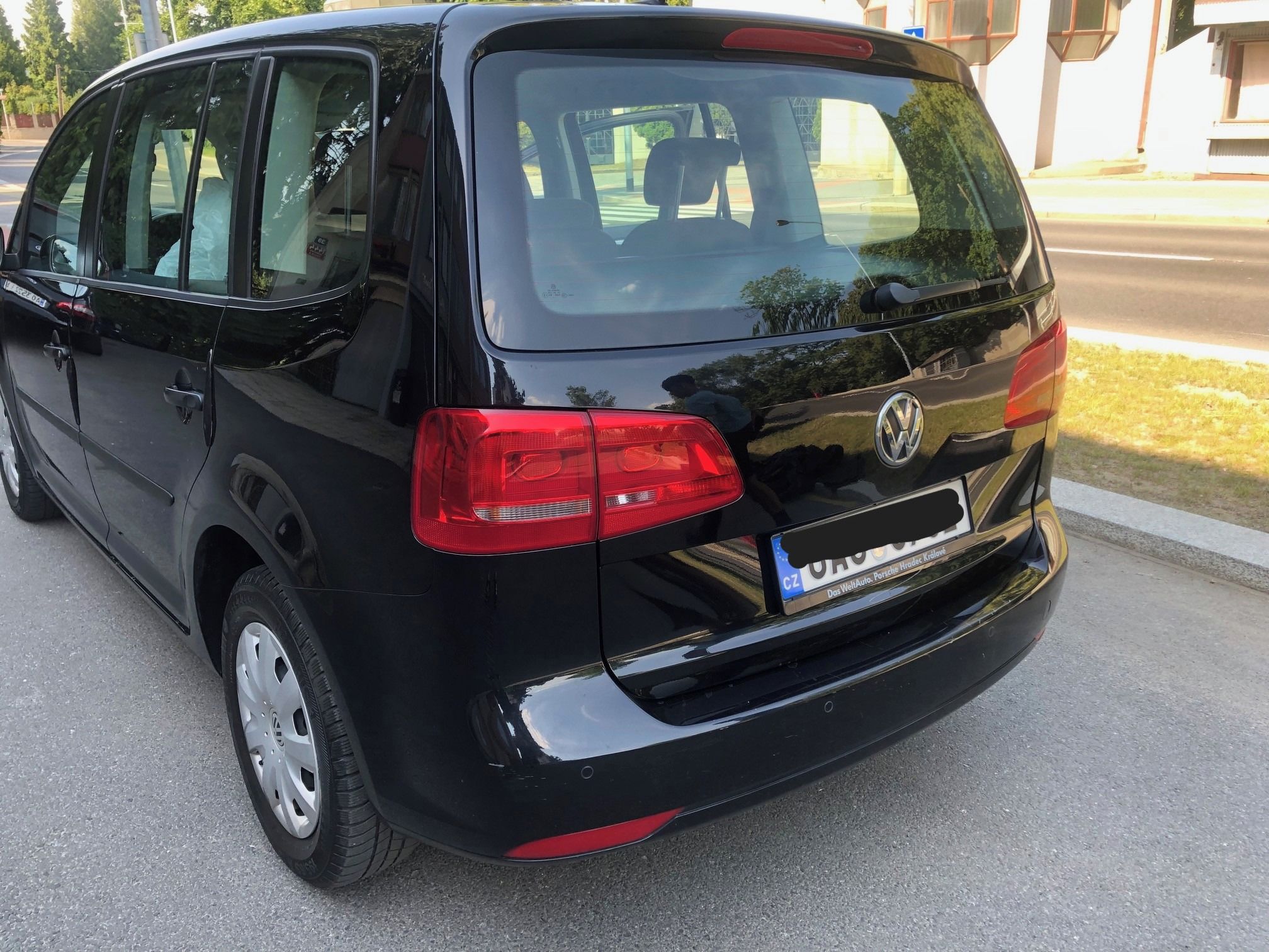 Volkswagen Touran, 1.6 TDI Servisováno - fotka 5
