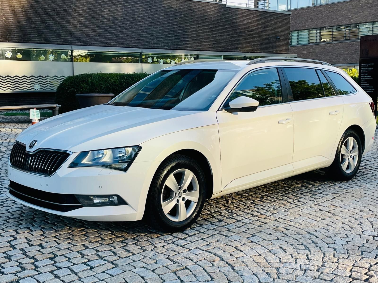 Škoda Superb, 2.0TDI 1MAJITEL TAŽNÉ SERVISKA - fotka 4