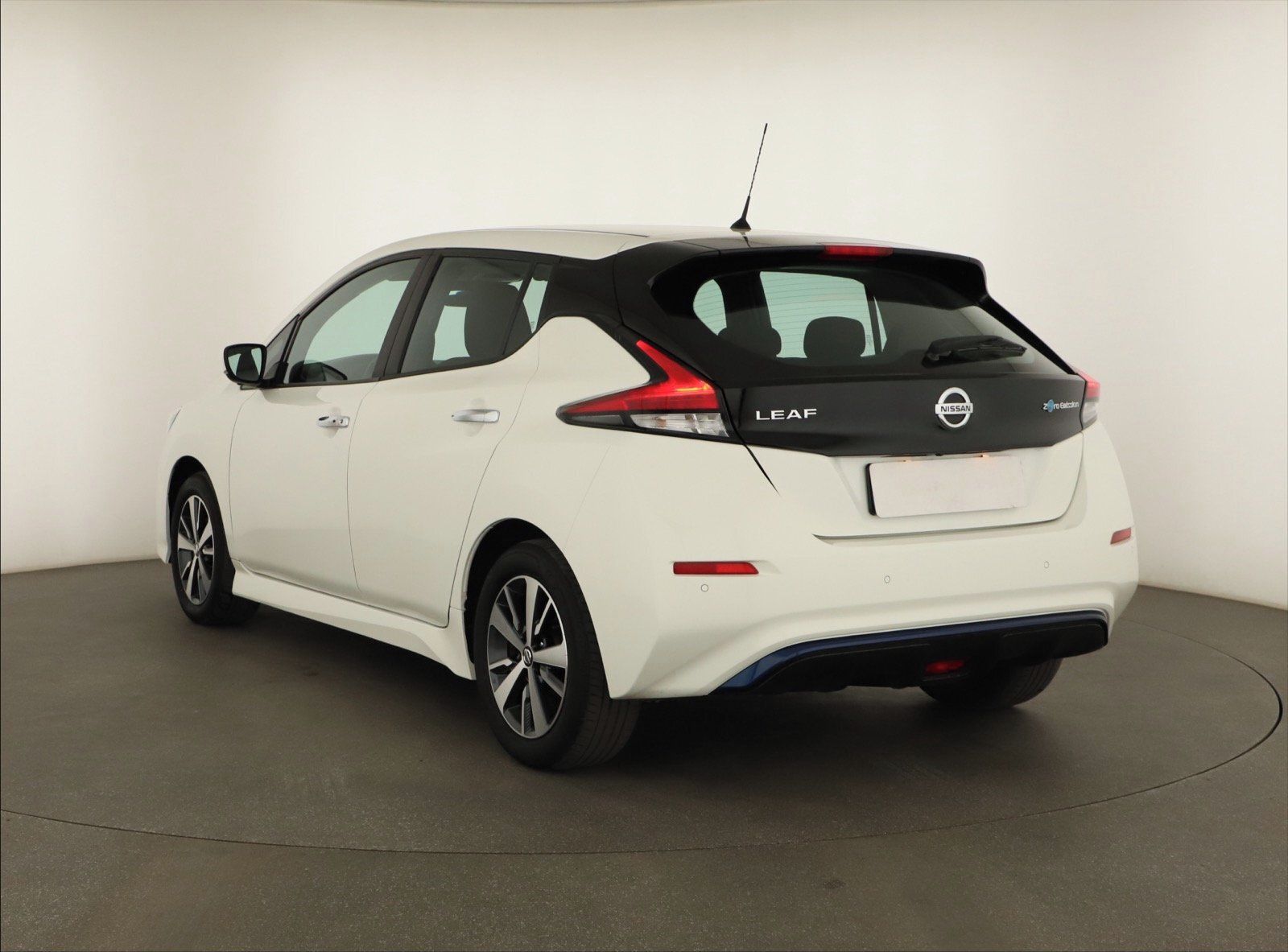 Nissan LEAF, 40 kWh, SoH 92%, Automat - fotka 4