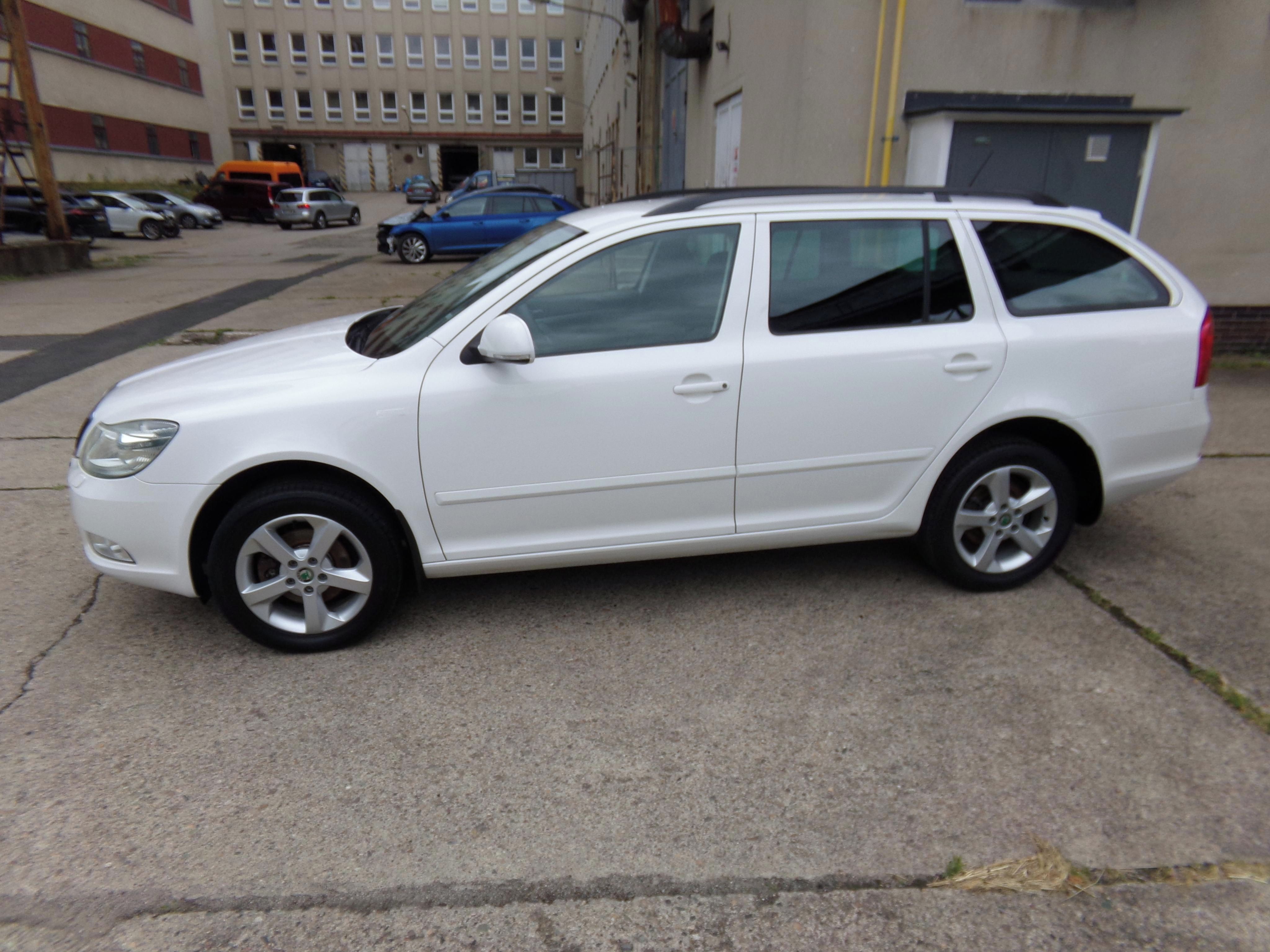 Škoda Octavia, 1.6 TDI 4x4 AMBITION - fotka 2