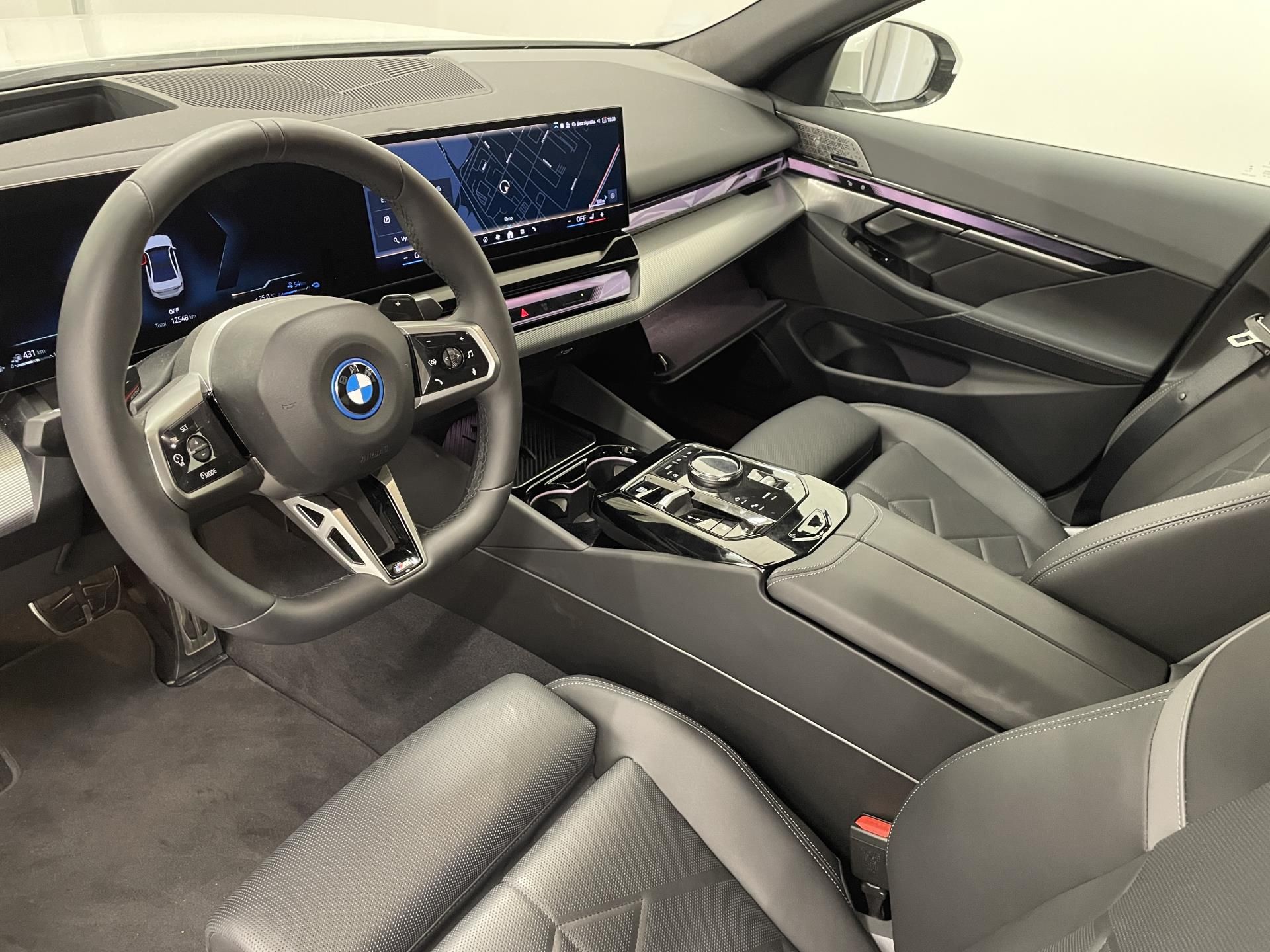 BMW Řada 5, 550e xDrive - fotka 6