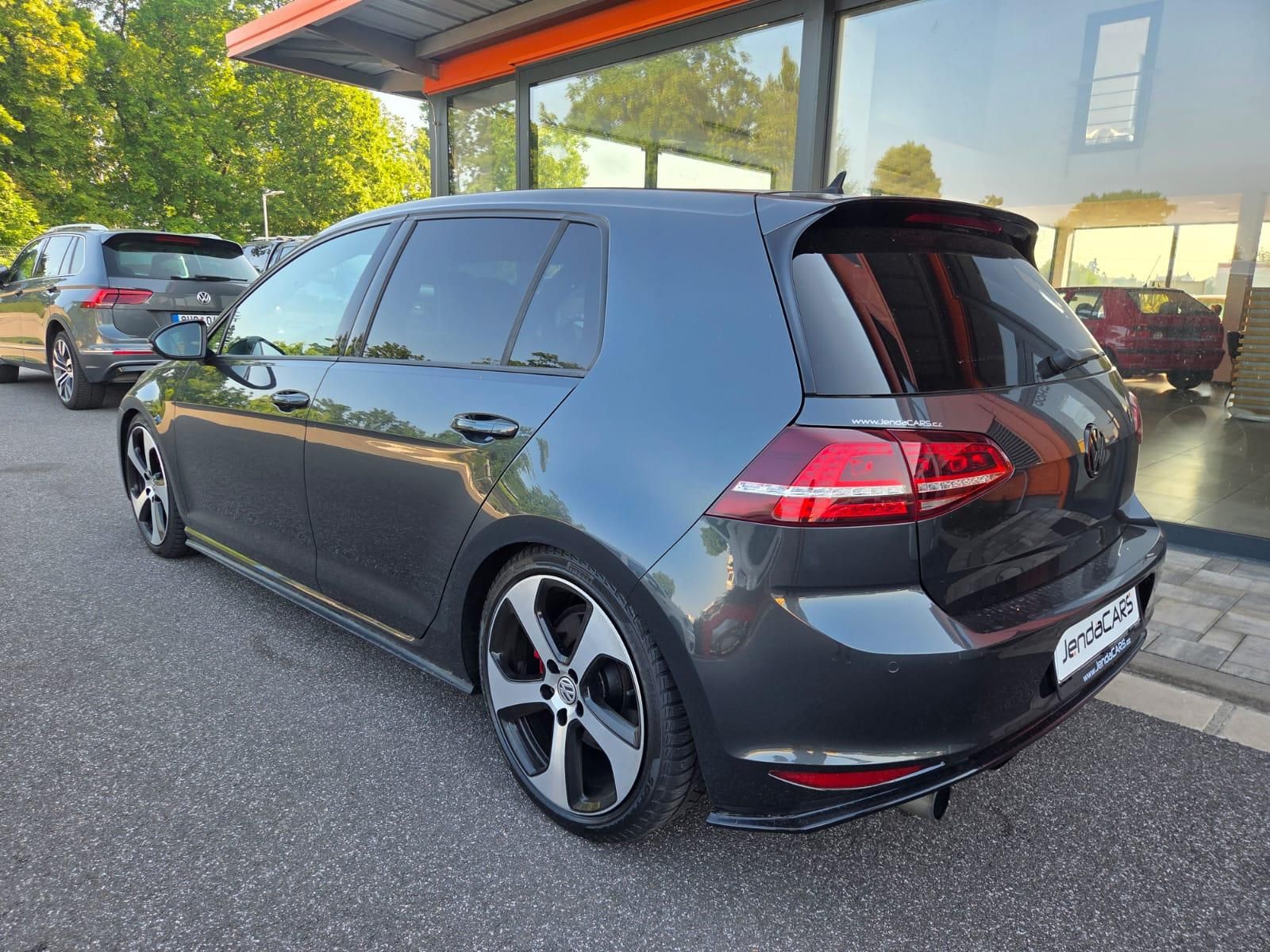 Volkswagen Golf, 2.0 TSI GTI - fotka 2
