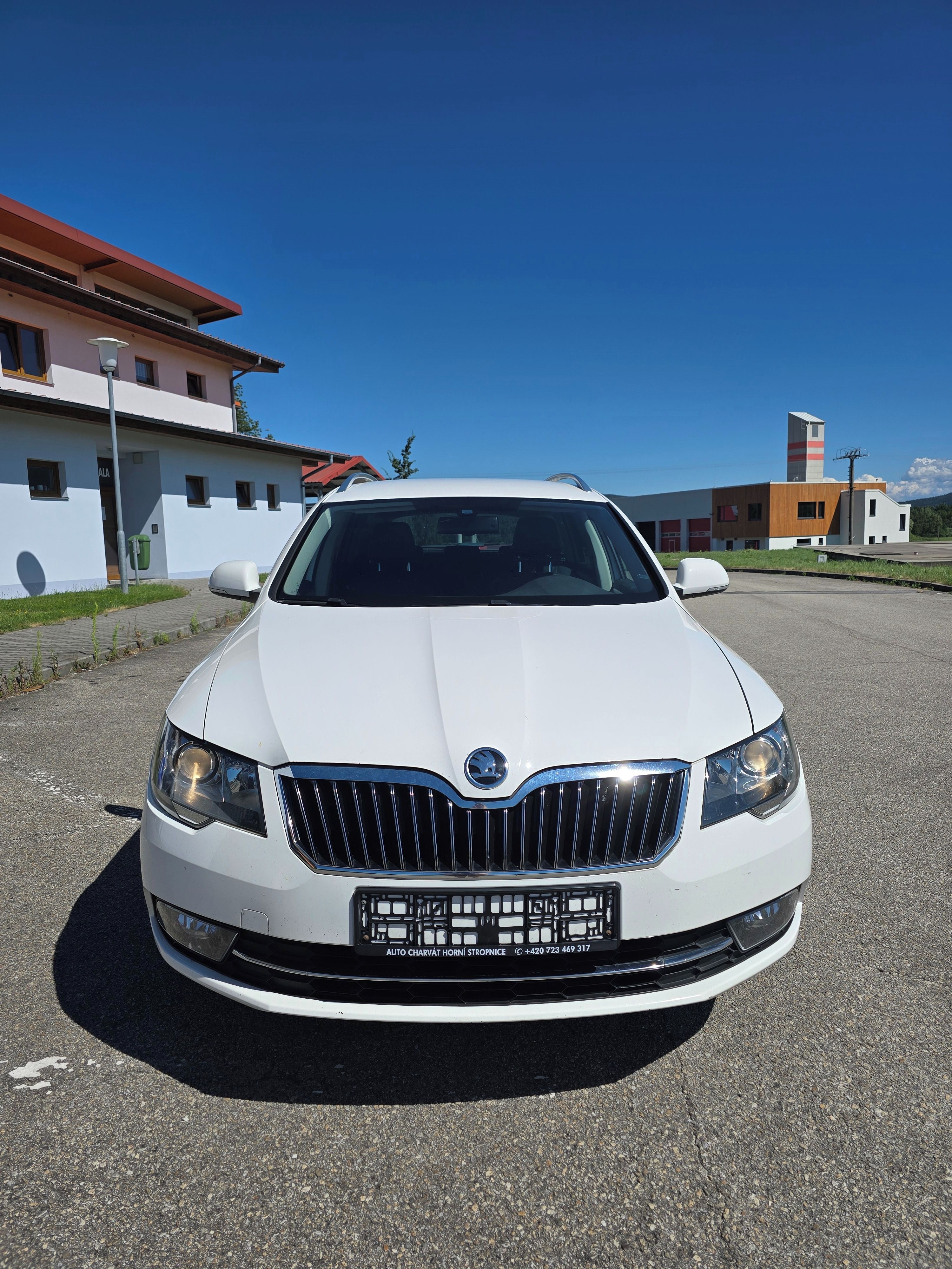 Škoda Superb, 2.0 TDI 4x4 Combi Ambition - fotka 2