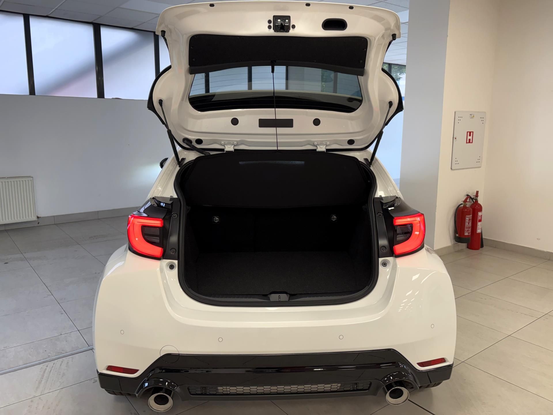 Toyota GR Yaris, 1.6L 8AT 4X4 + Paket VIP - fotka 6