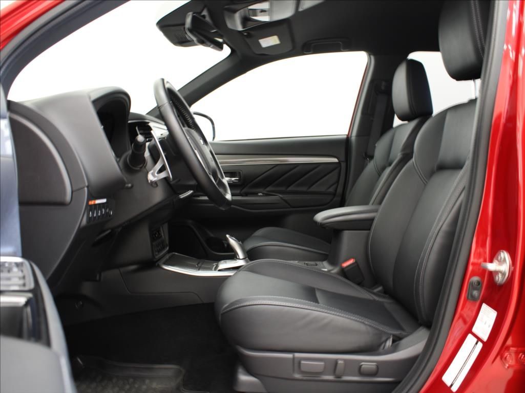Mitsubishi Outlander, 2,4 PHEV INSTYLE Tažné 1.maj Č - fotka 6