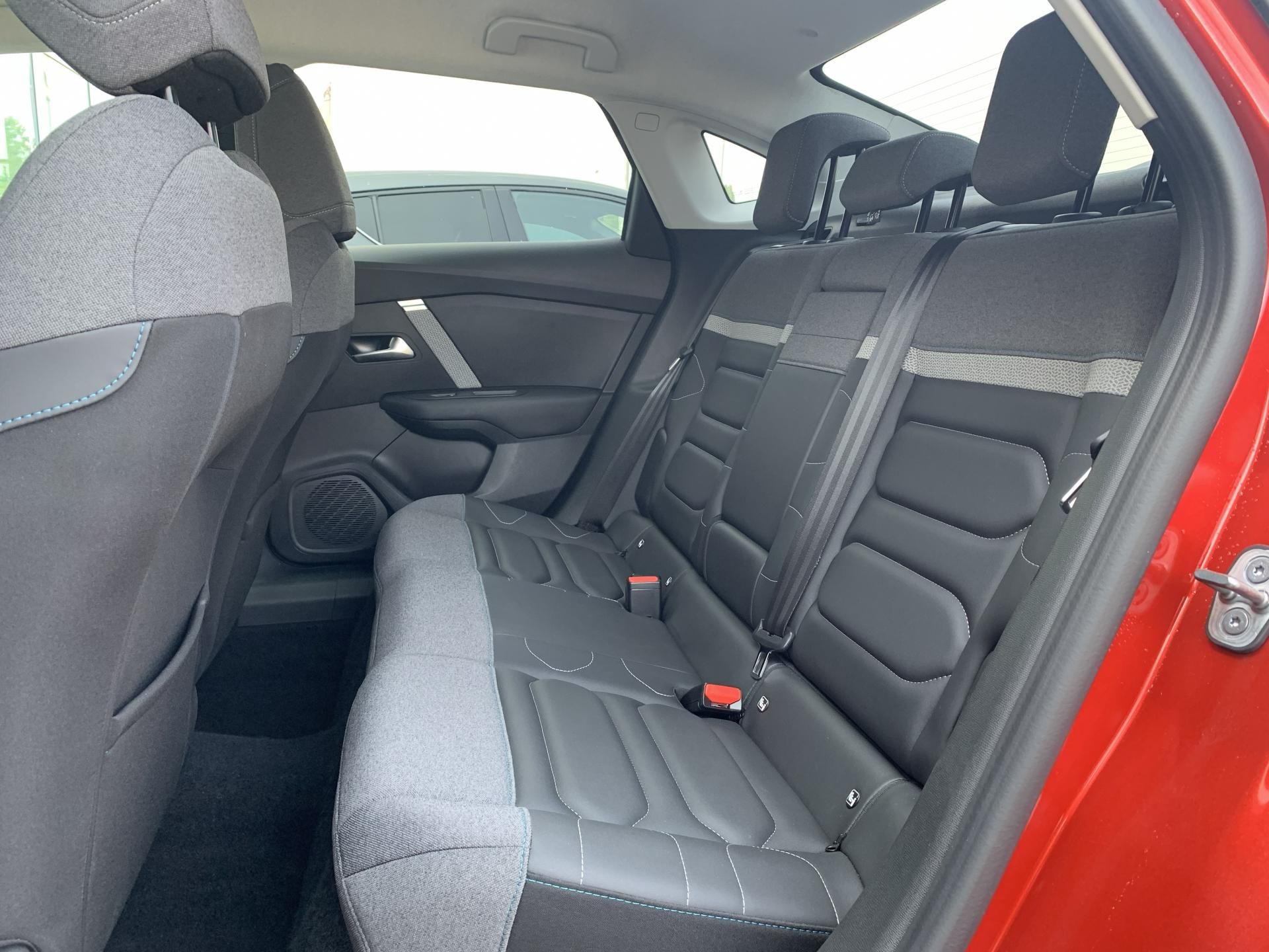 Citroën C4 X, C4 X SHINE 1.2 PureTech 96kW - fotka 6