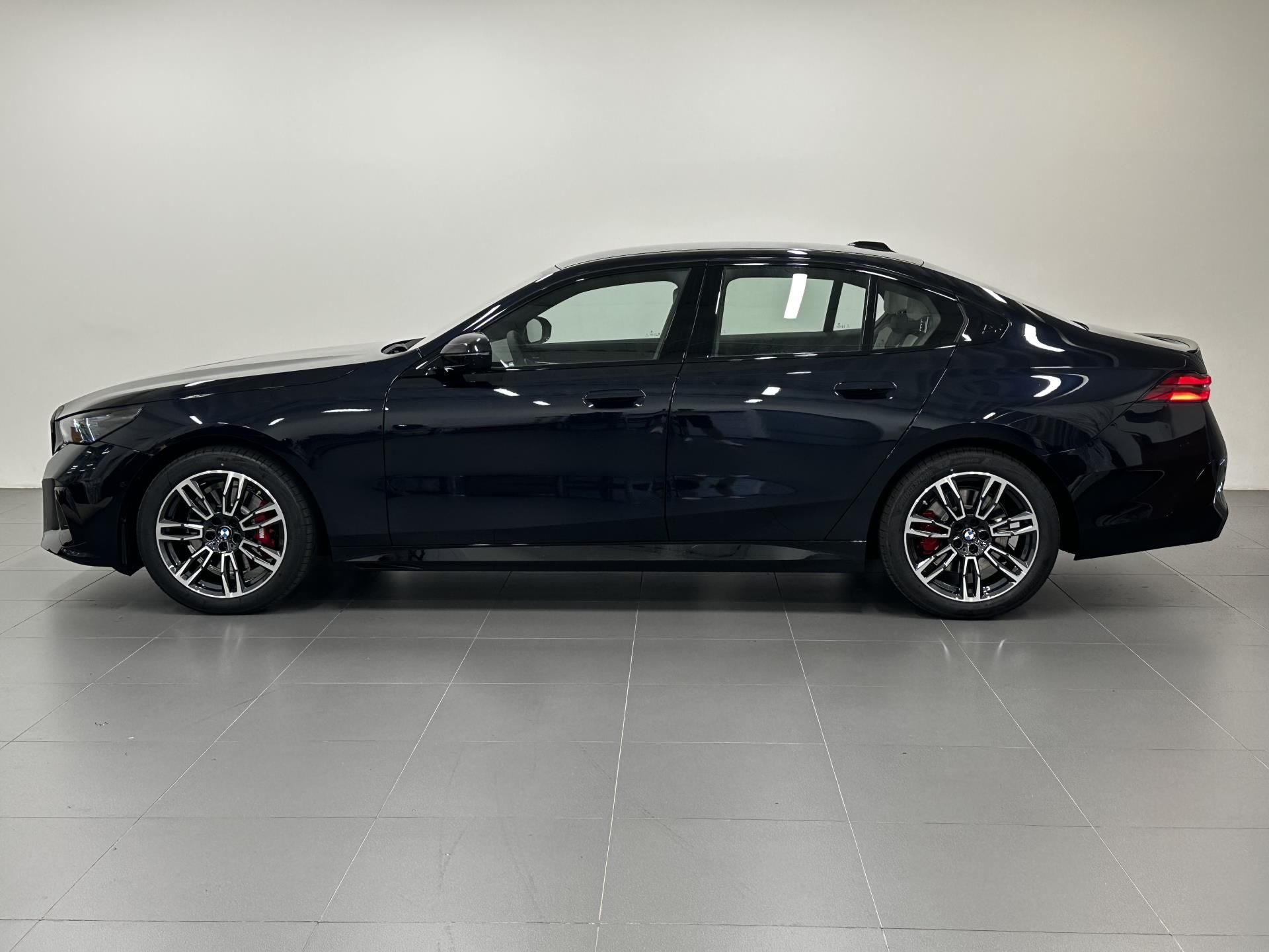 BMW Řada 5, 520d xDrive Sedan - fotka 2