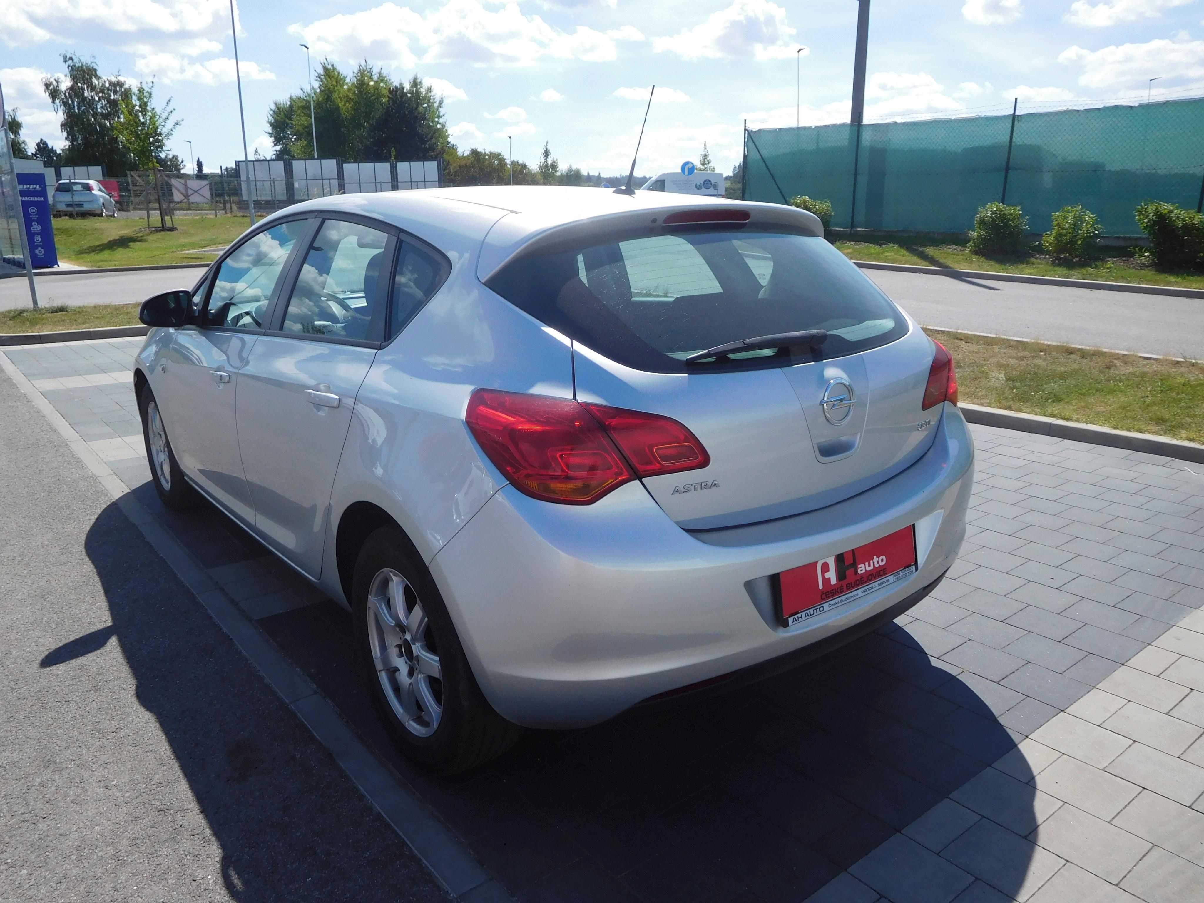 Opel Astra, 1.7 CDTi Comfort, 81 kW, Klima - fotka 4