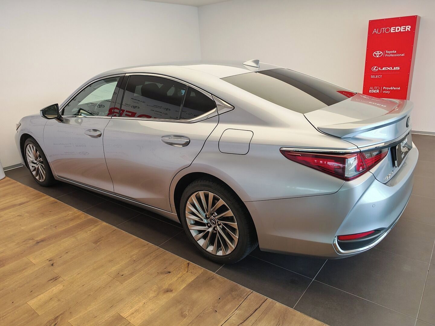 Lexus ES, 300h Luxury - fotka 6