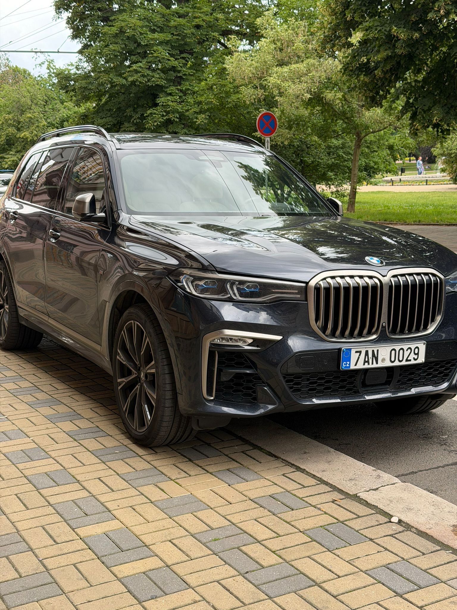 BMW X7, M50d Max možná výbava ČR B&W