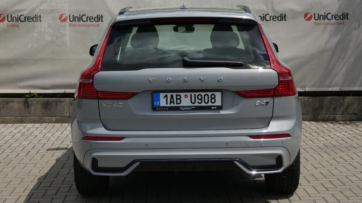Volvo XC60, B4 mHEV AWD Plus Dark - fotka 4