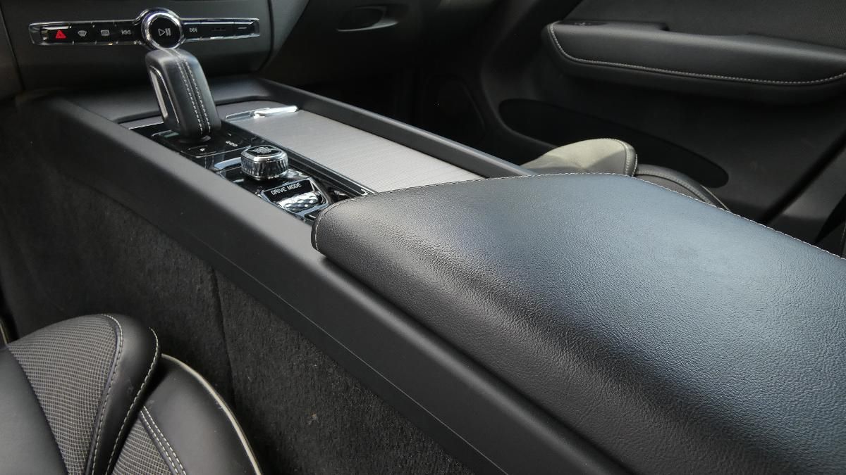 Volvo XC60, B4 AWD R Design - fotka 6